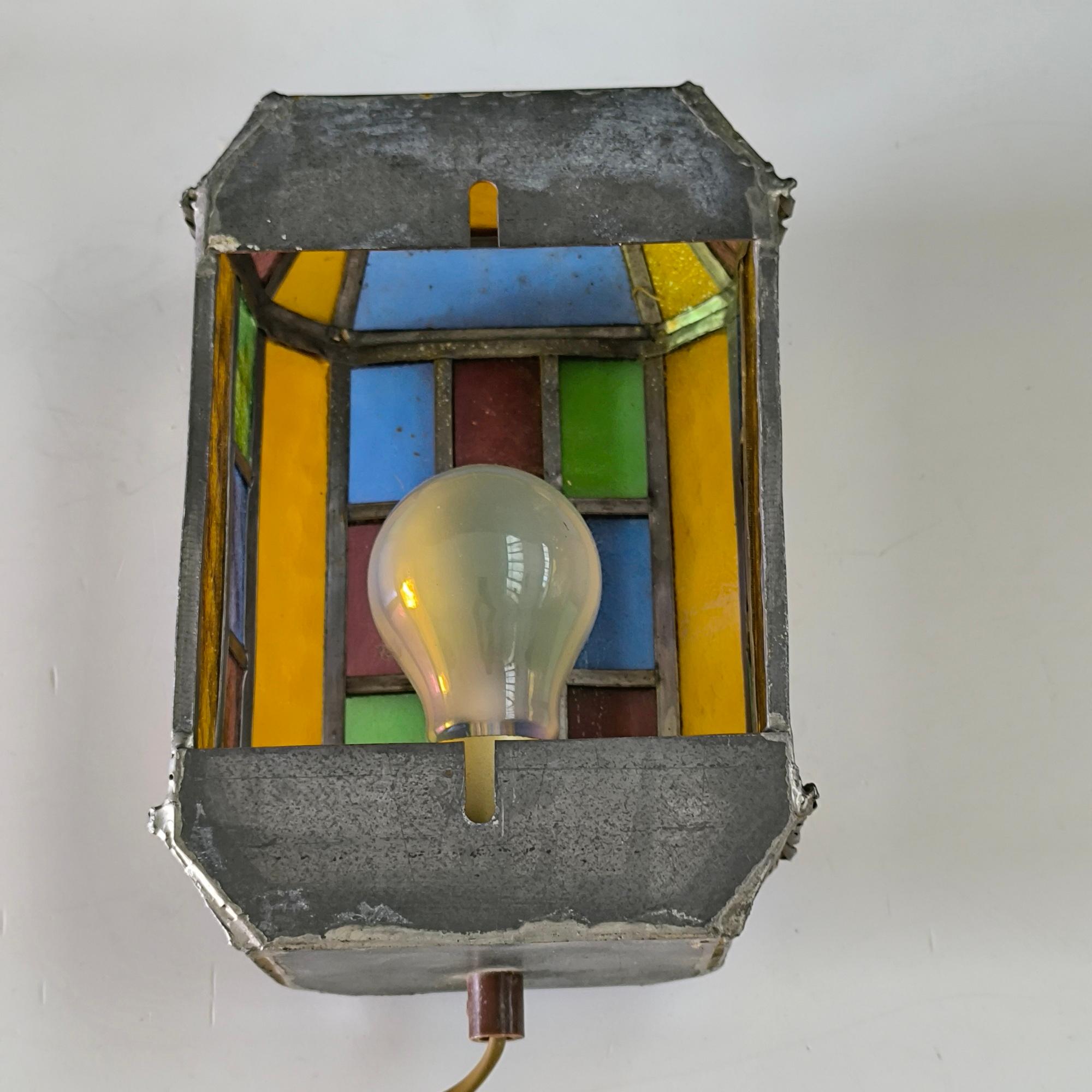 Vintage Stained glass Wandleuchte mit mehrfarbigen Paneelen und gedrehten Metallverzierungen im Angebot 6