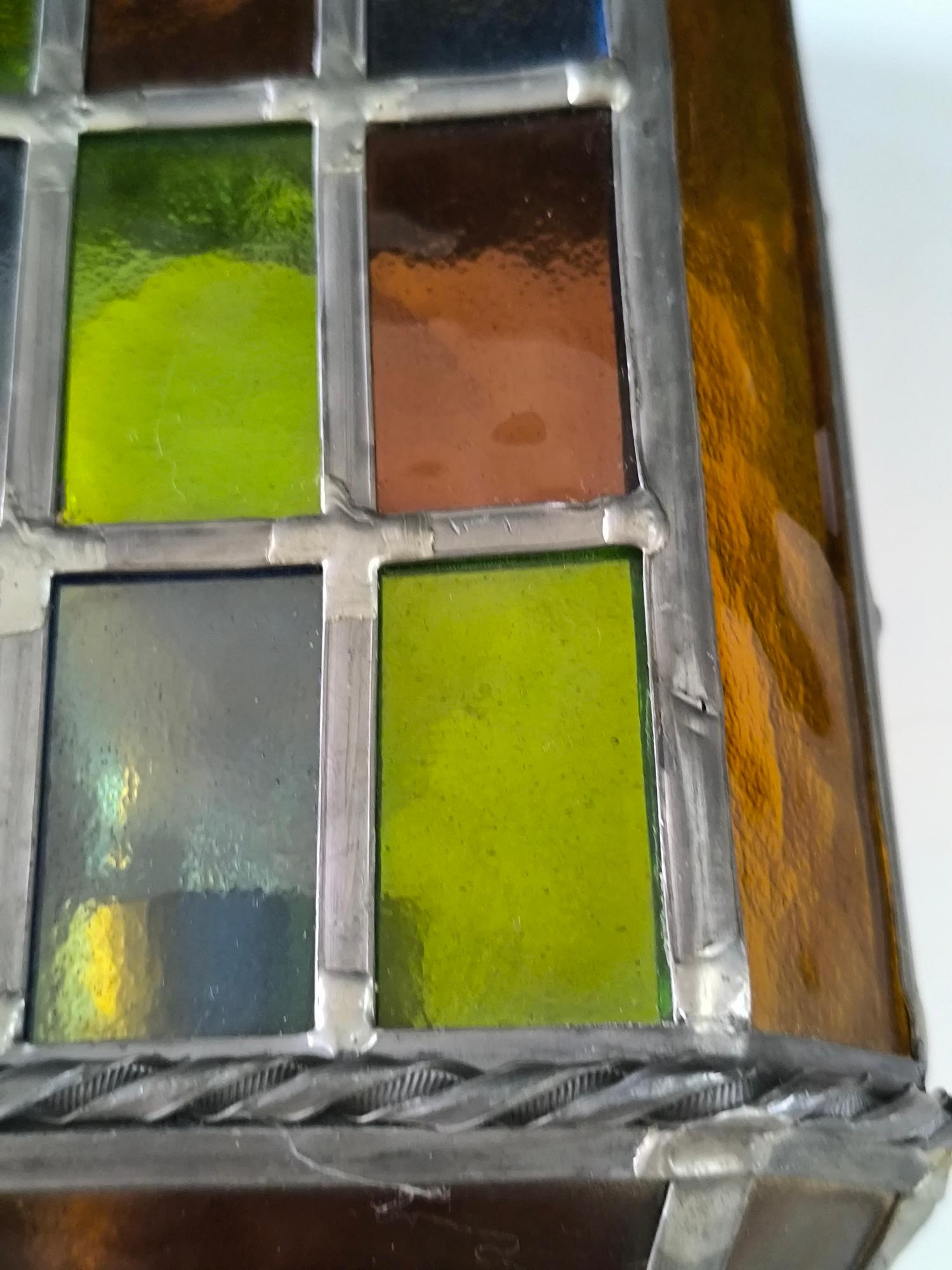 Vintage Stained glass Wandleuchte mit mehrfarbigen Paneelen und gedrehten Metallverzierungen (Arts and Crafts) im Angebot