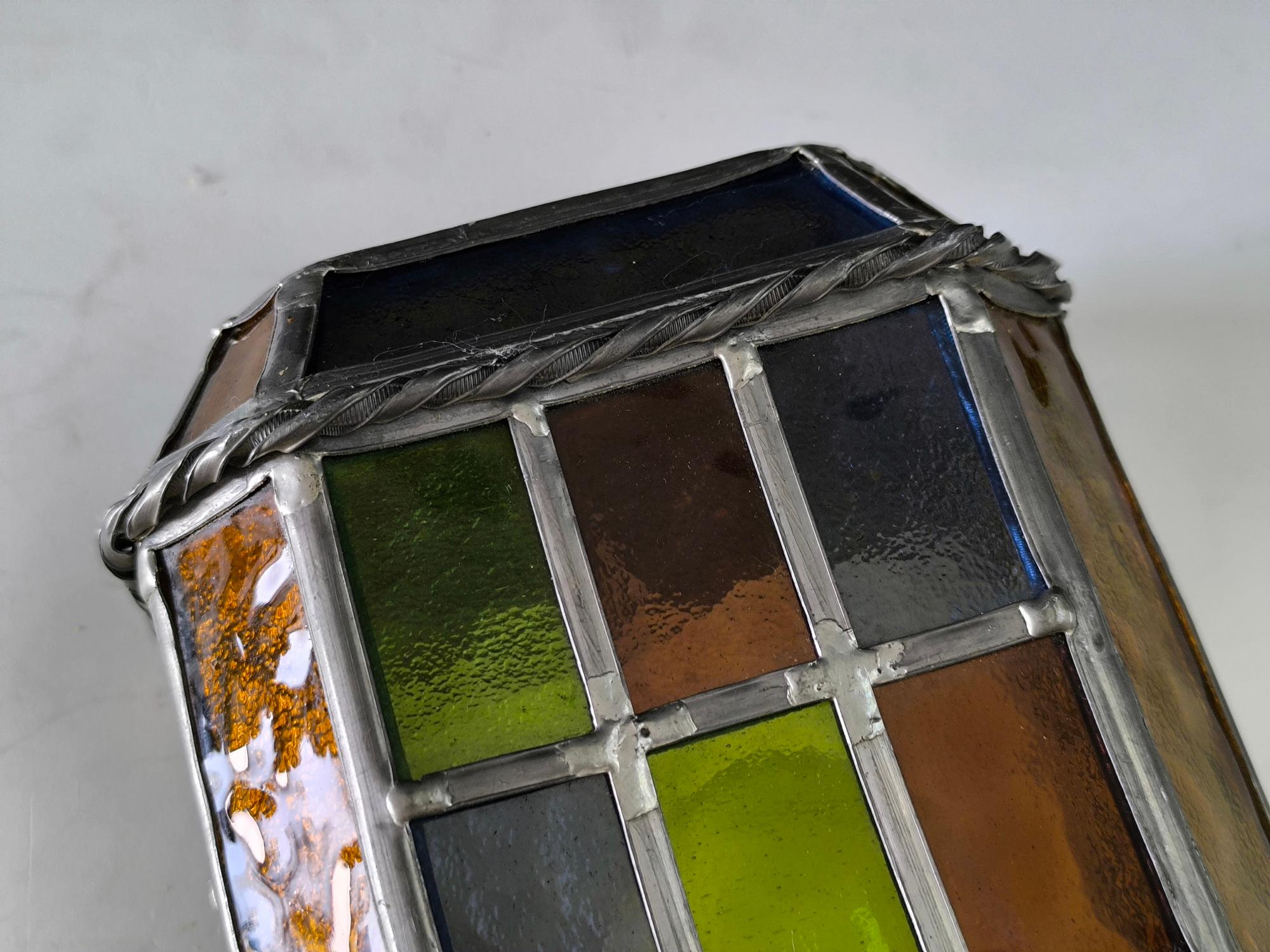 Vintage Stained glass Wandleuchte mit mehrfarbigen Paneelen und gedrehten Metallverzierungen (Französisch) im Angebot