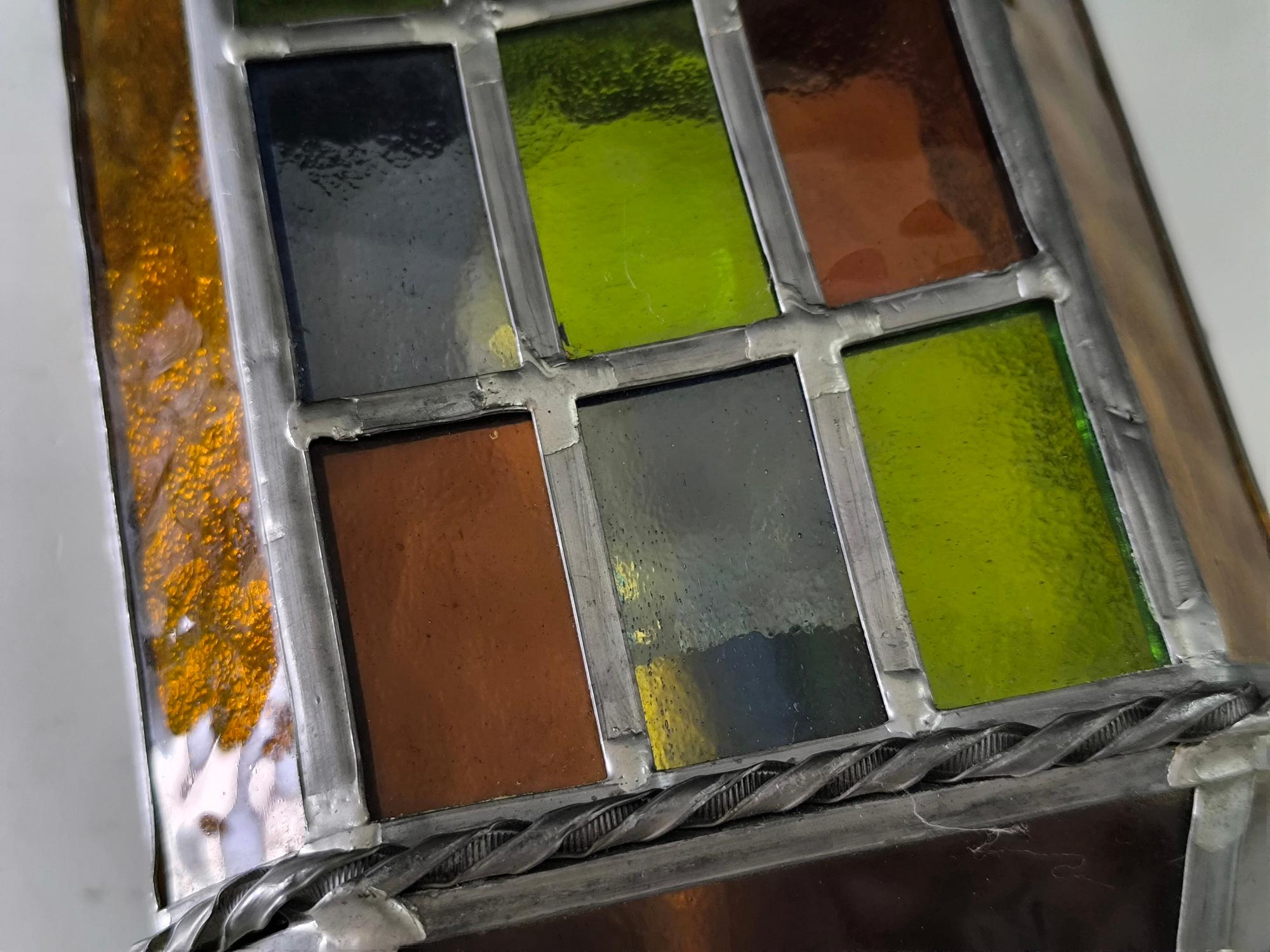 Vintage Stained glass Wandleuchte mit mehrfarbigen Paneelen und gedrehten Metallverzierungen (Handgefertigt) im Angebot