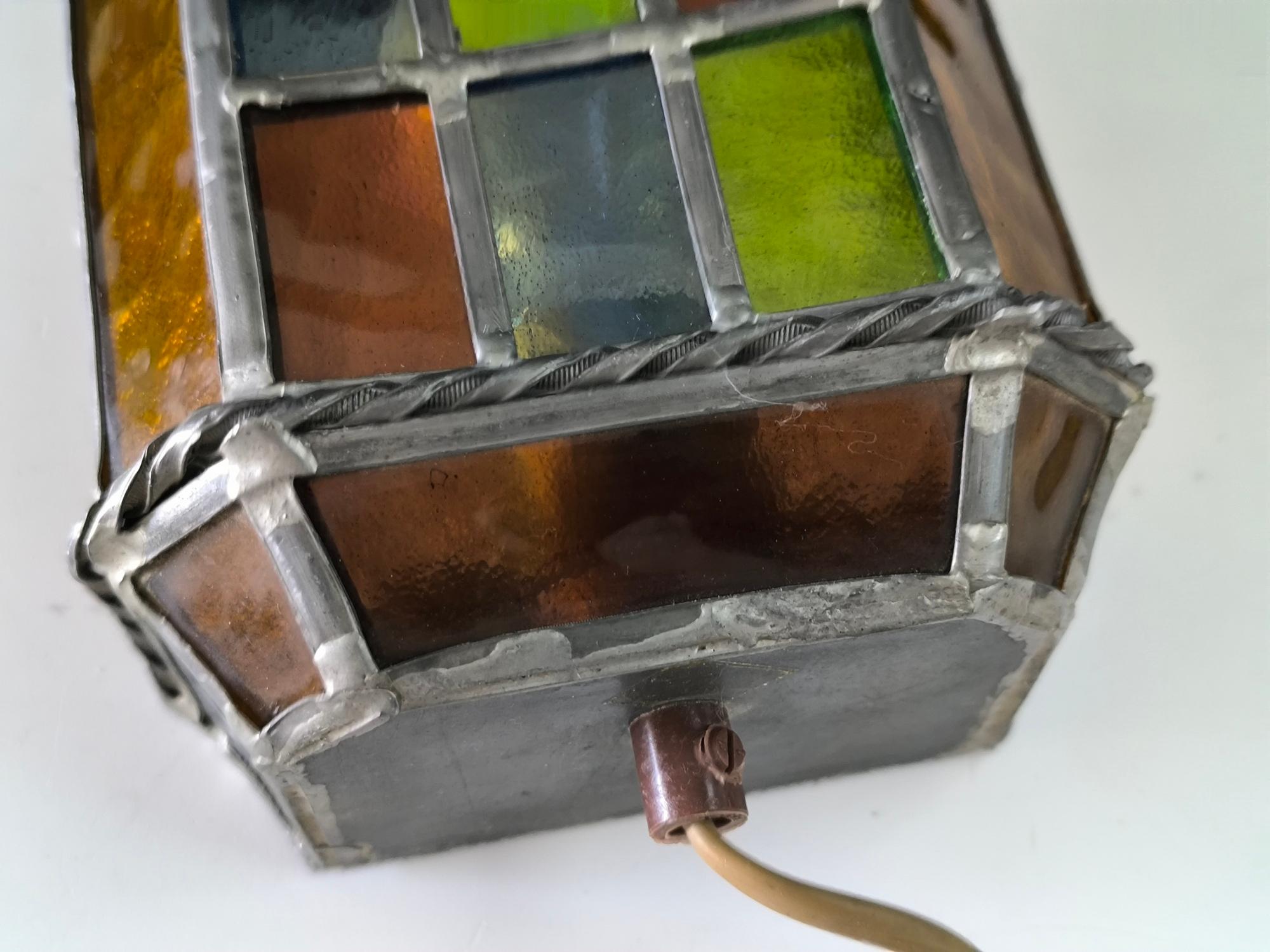 Vintage Stained glass Wandleuchte mit mehrfarbigen Paneelen und gedrehten Metallverzierungen im Zustand „Gut“ im Angebot in Bochum, NRW