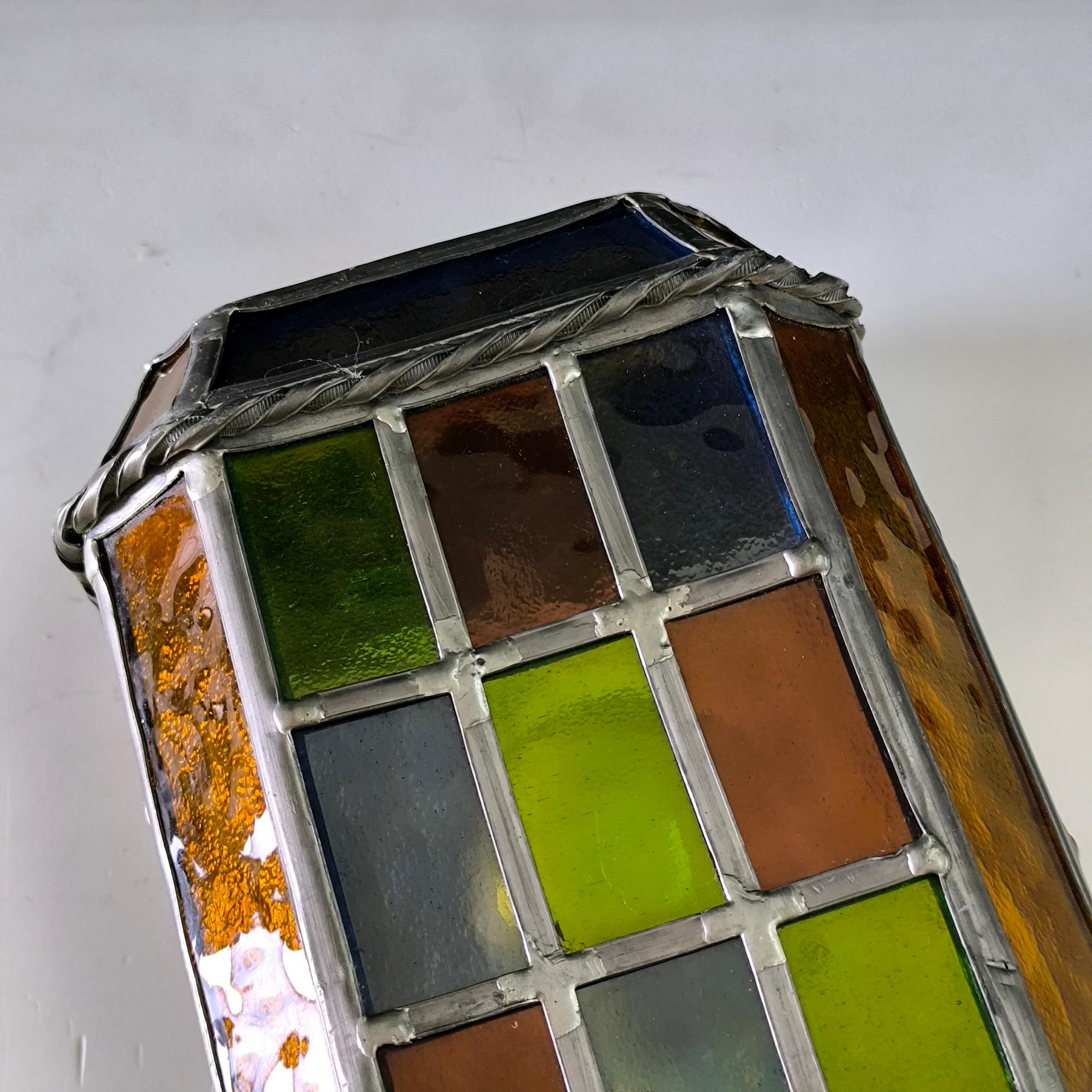 Vintage Stained glass Wandleuchte mit mehrfarbigen Paneelen und gedrehten Metallverzierungen (20. Jahrhundert) im Angebot