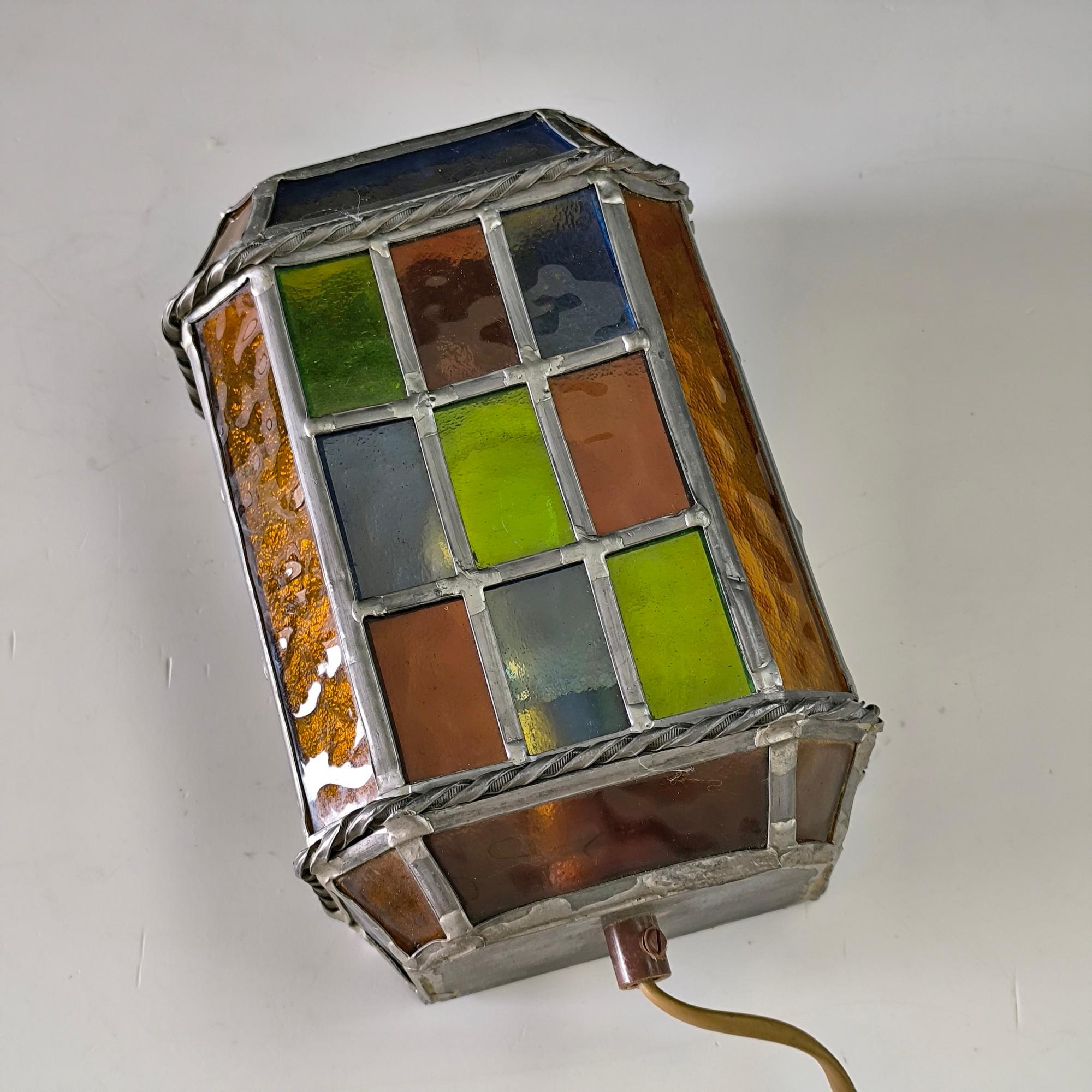 Vintage Stained glass Wandleuchte mit mehrfarbigen Paneelen und gedrehten Metallverzierungen im Angebot 1