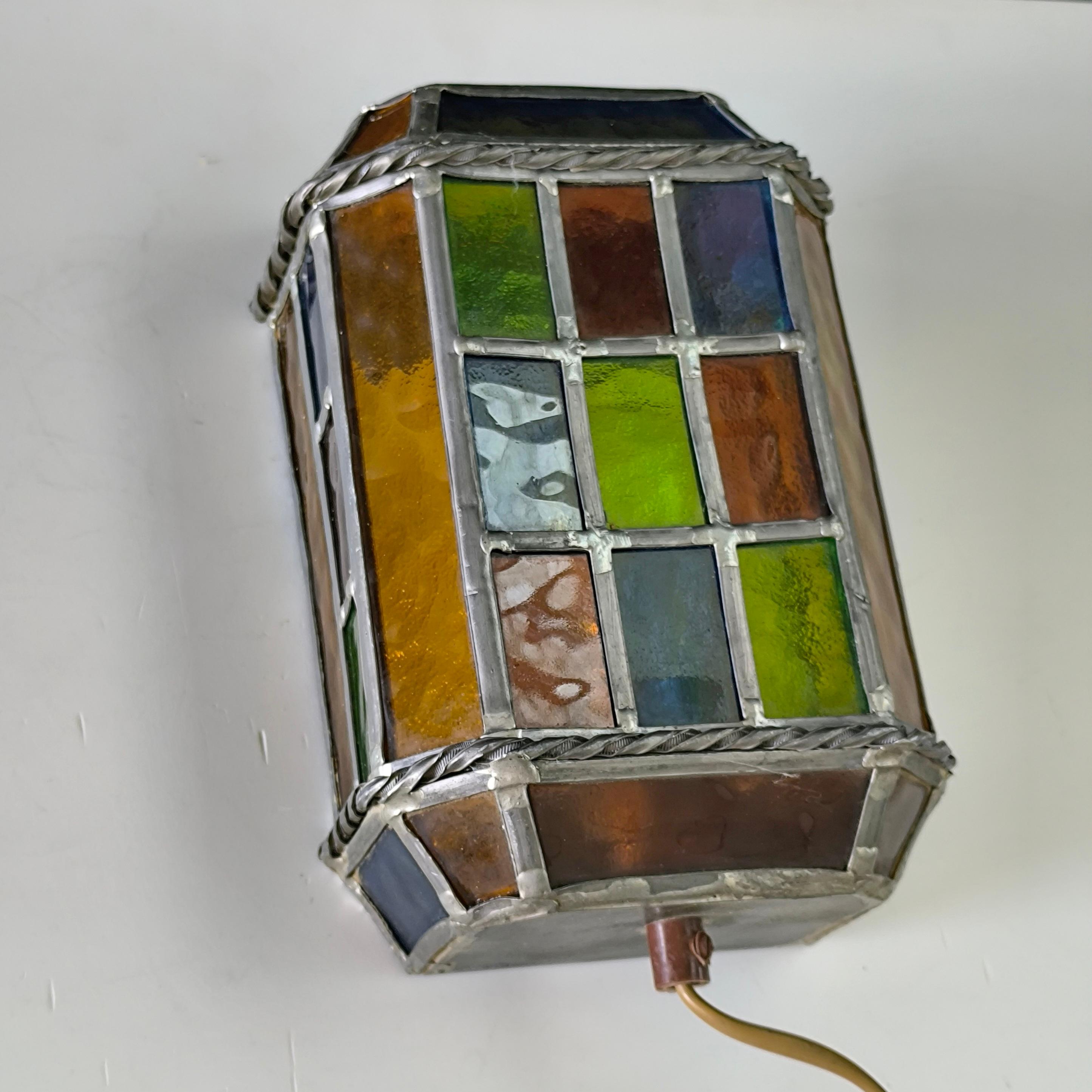 Vintage Stained glass Wandleuchte mit mehrfarbigen Paneelen und gedrehten Metallverzierungen im Angebot 2