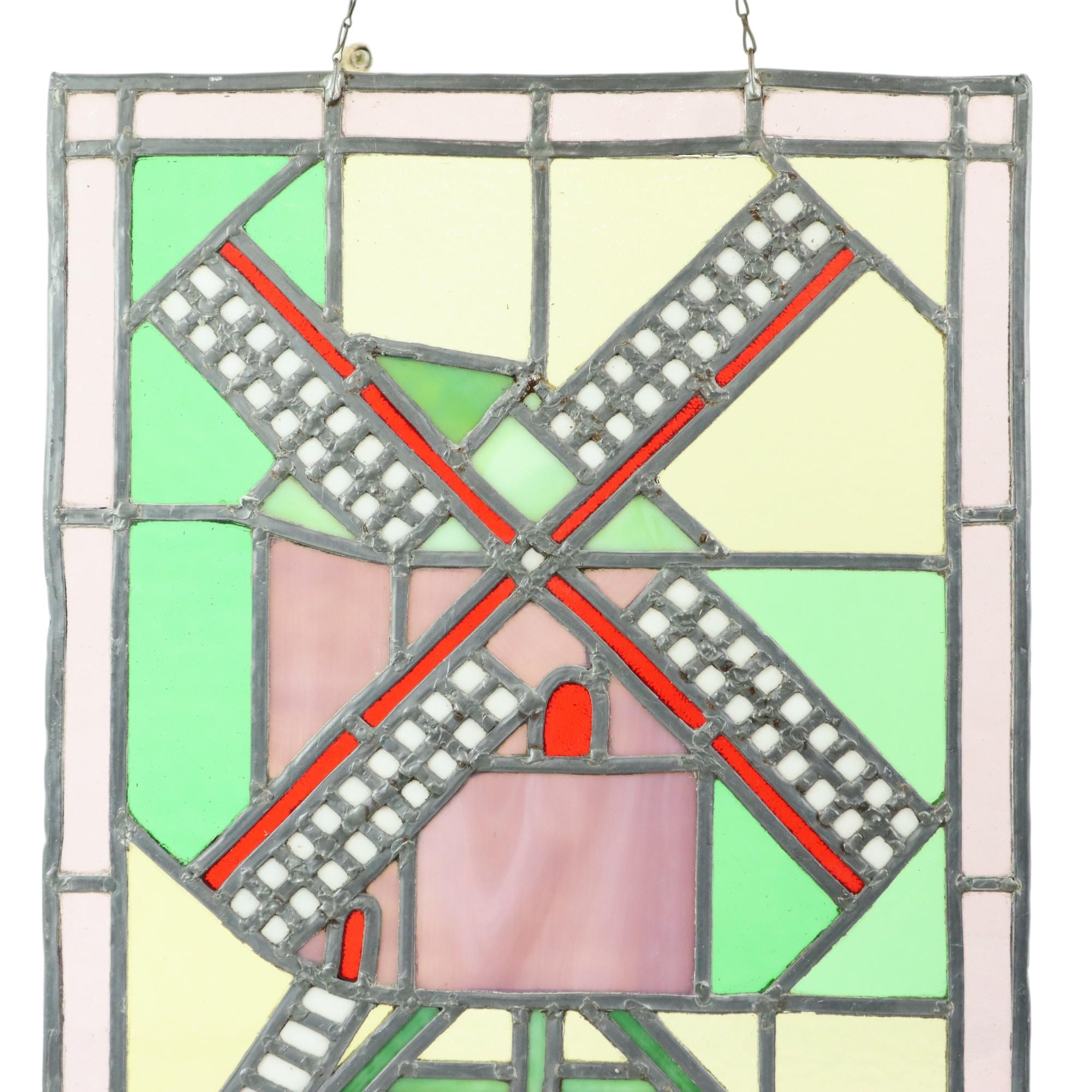 Preciosa vidriera antigua, vidriera con la imagen de un molino, con colores vivos, parasol vintage, segunda mitad del siglo XX.

Este objeto sólo adquiere todo su esplendor cuando la luz puede atravesarlo, entonces los colores cobran vida por