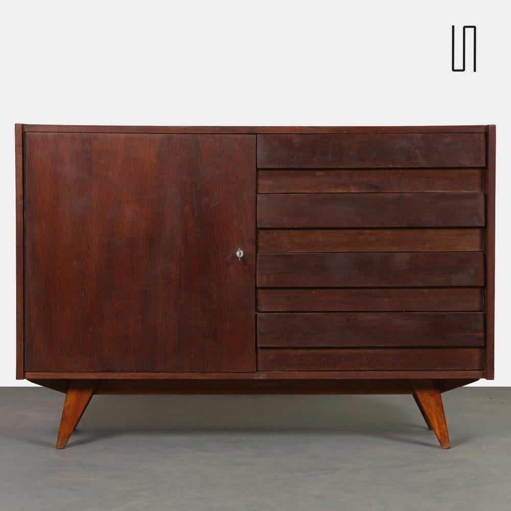 Commode vintage en chêne teinté, modèle U-458 par Jiri Jiroutek des années 1960. Il est publié par Interi Praha en République tchèque. Ce meuble est composé d'une porte et d'une série de 4 tiroirs dont l'intérieur est en plastique moulé. Ce meuble