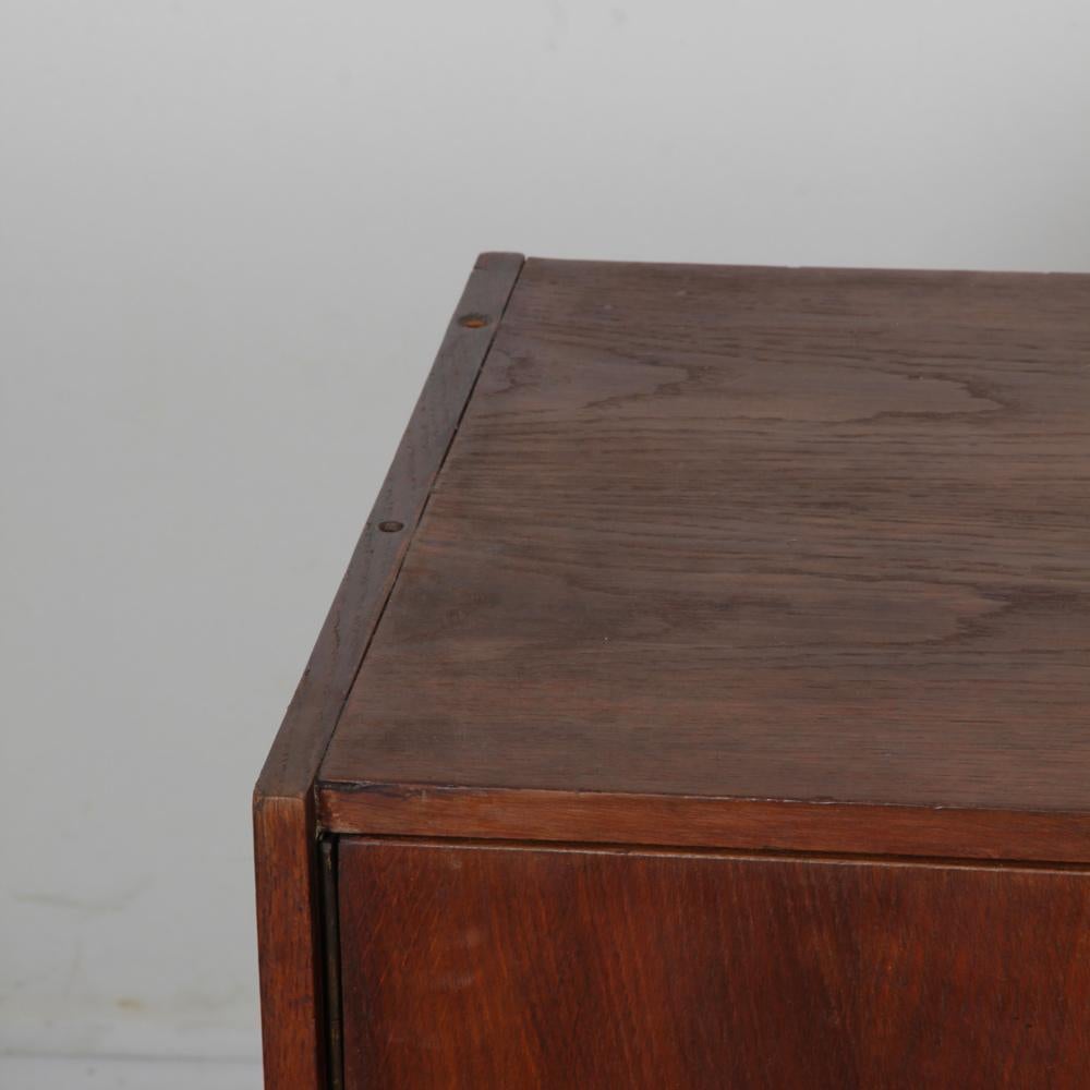 Commode vintage en chêne teinté modèle U-458 par Jiri Jiroutek, années 1960 Bon état - En vente à MONTESSON, FR