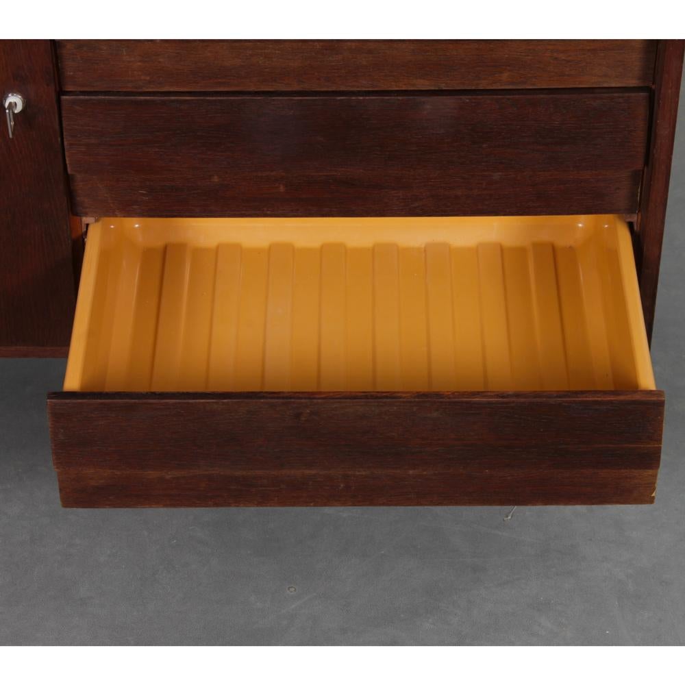 Milieu du XXe siècle Commode vintage en chêne teinté modèle U-458 par Jiri Jiroutek, années 1960 en vente