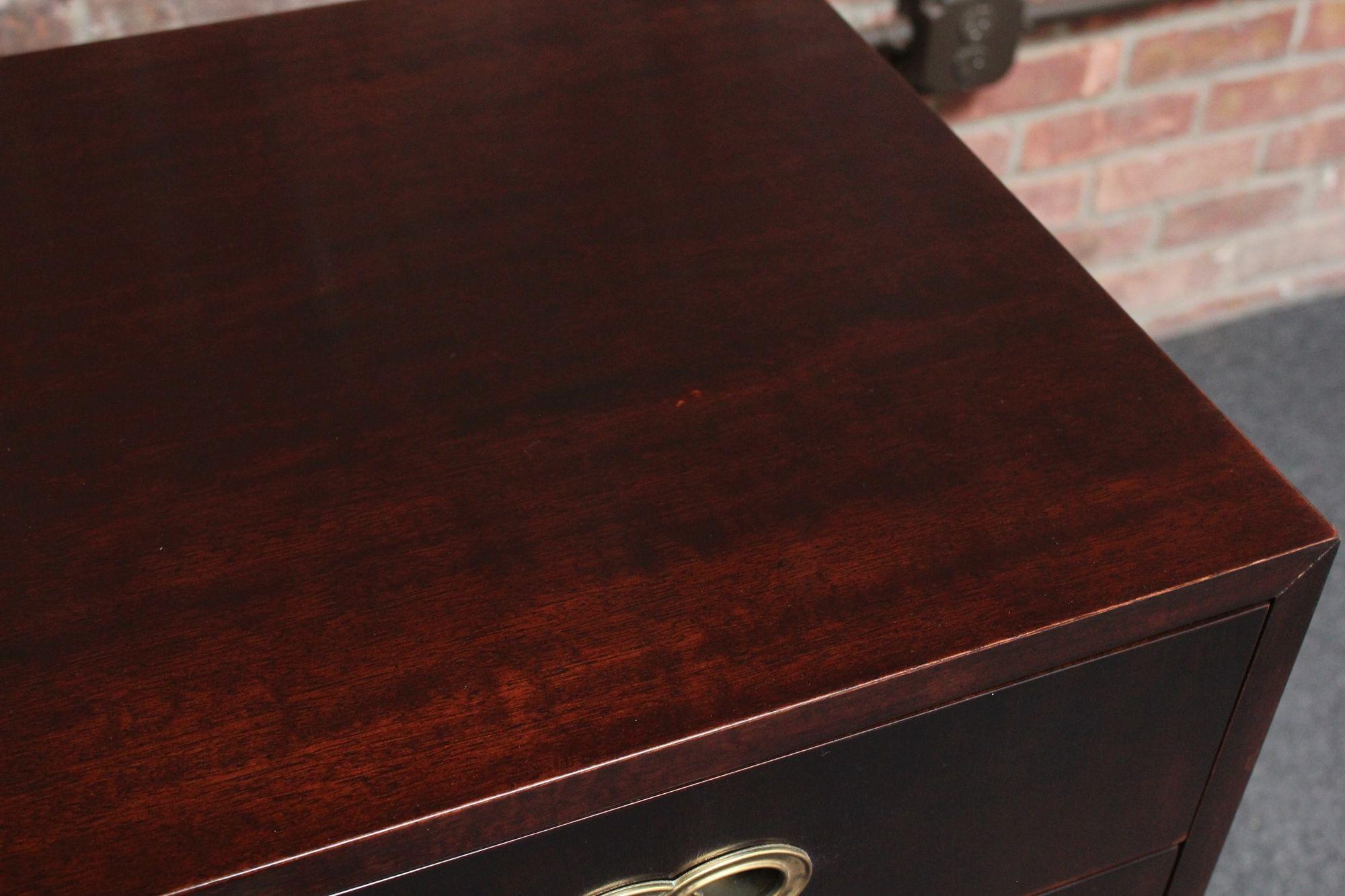 Cómoda vintage de nueve cajones de madera satinada teñida con tiradores de latón de Henredon en venta 4