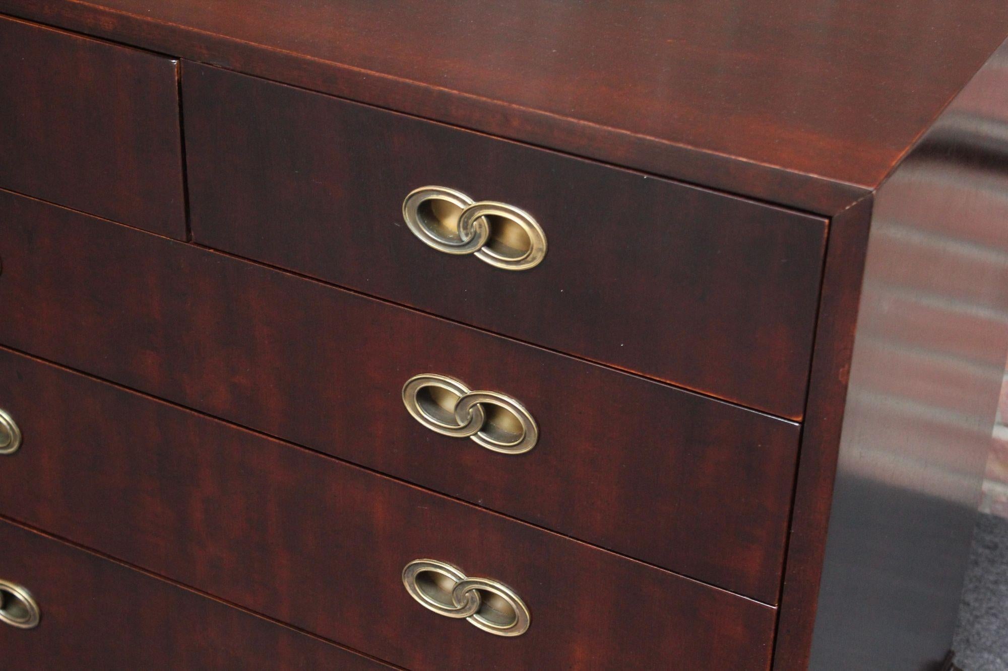 Cómoda vintage de nueve cajones de madera satinada teñida con tiradores de latón de Henredon en venta 5