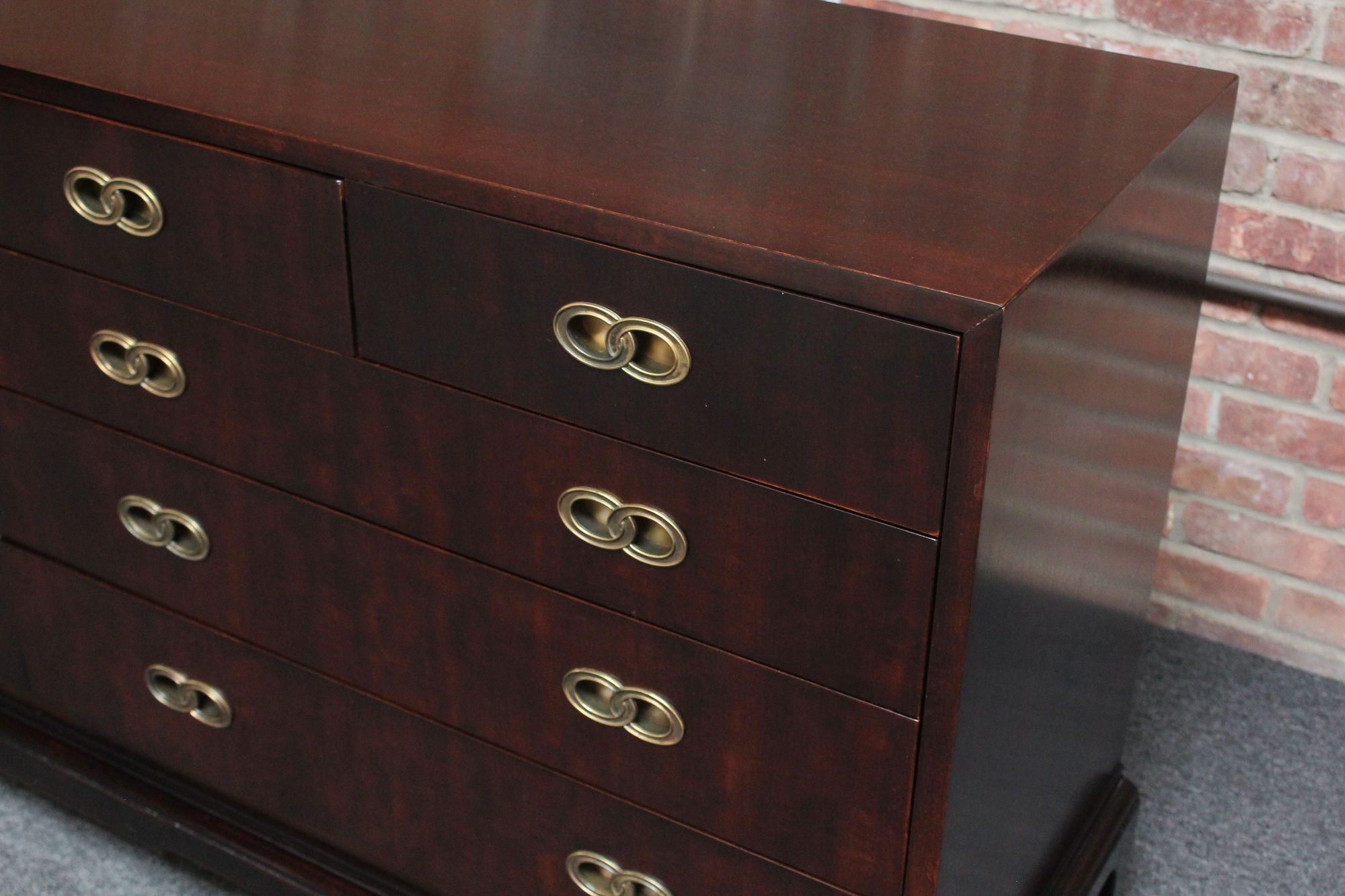 Cómoda vintage de nueve cajones de madera satinada teñida con tiradores de latón de Henredon en venta 6