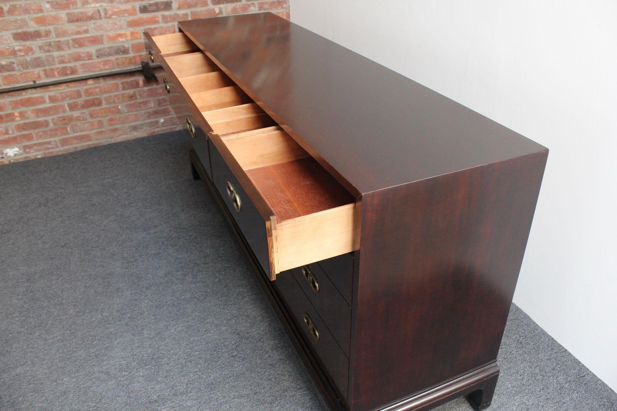 Cómoda vintage de nueve cajones de madera satinada teñida con tiradores de latón de Henredon en venta 8