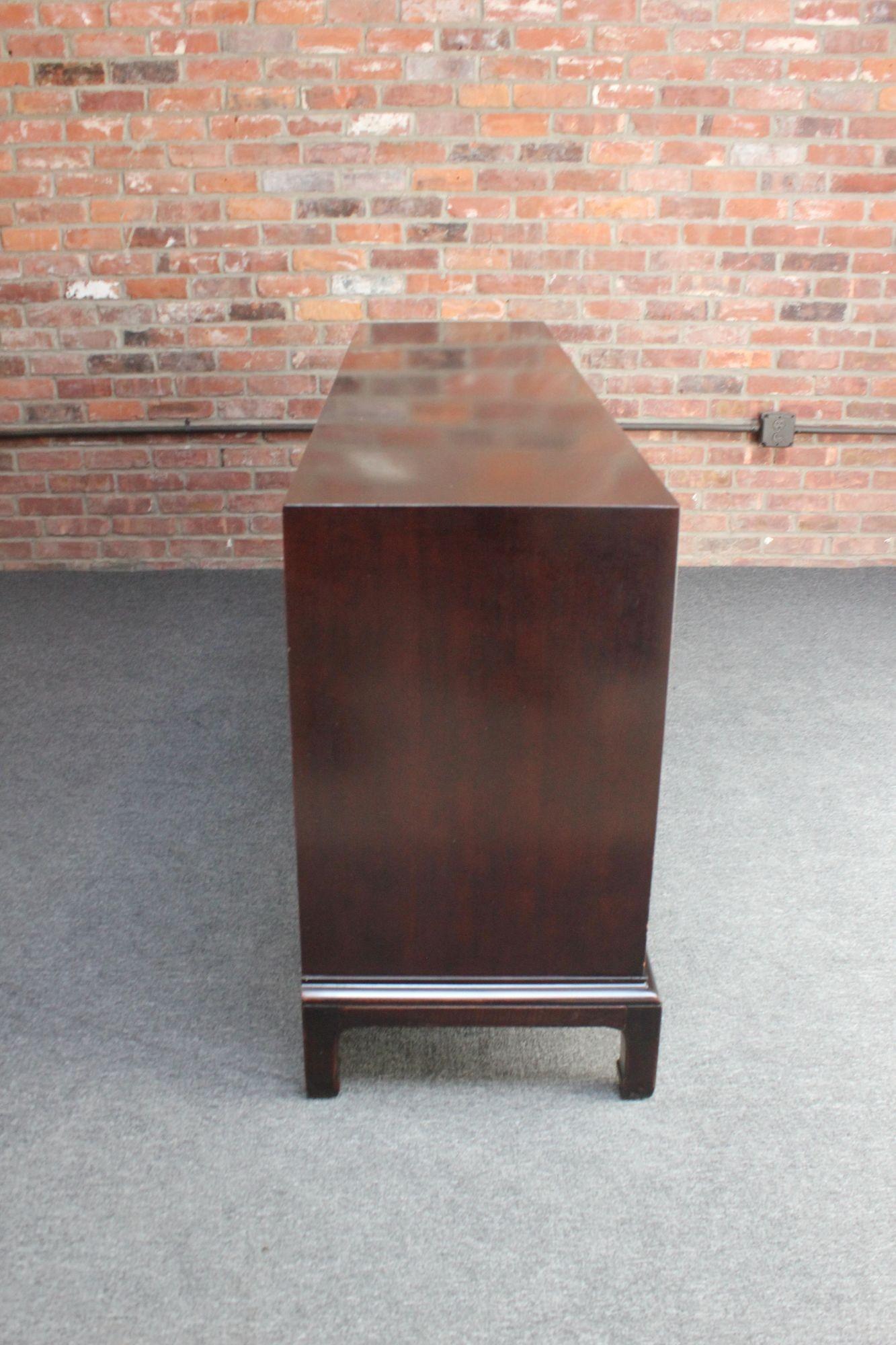 Cómoda vintage de nueve cajones de madera satinada teñida con tiradores de latón de Henredon en venta 10