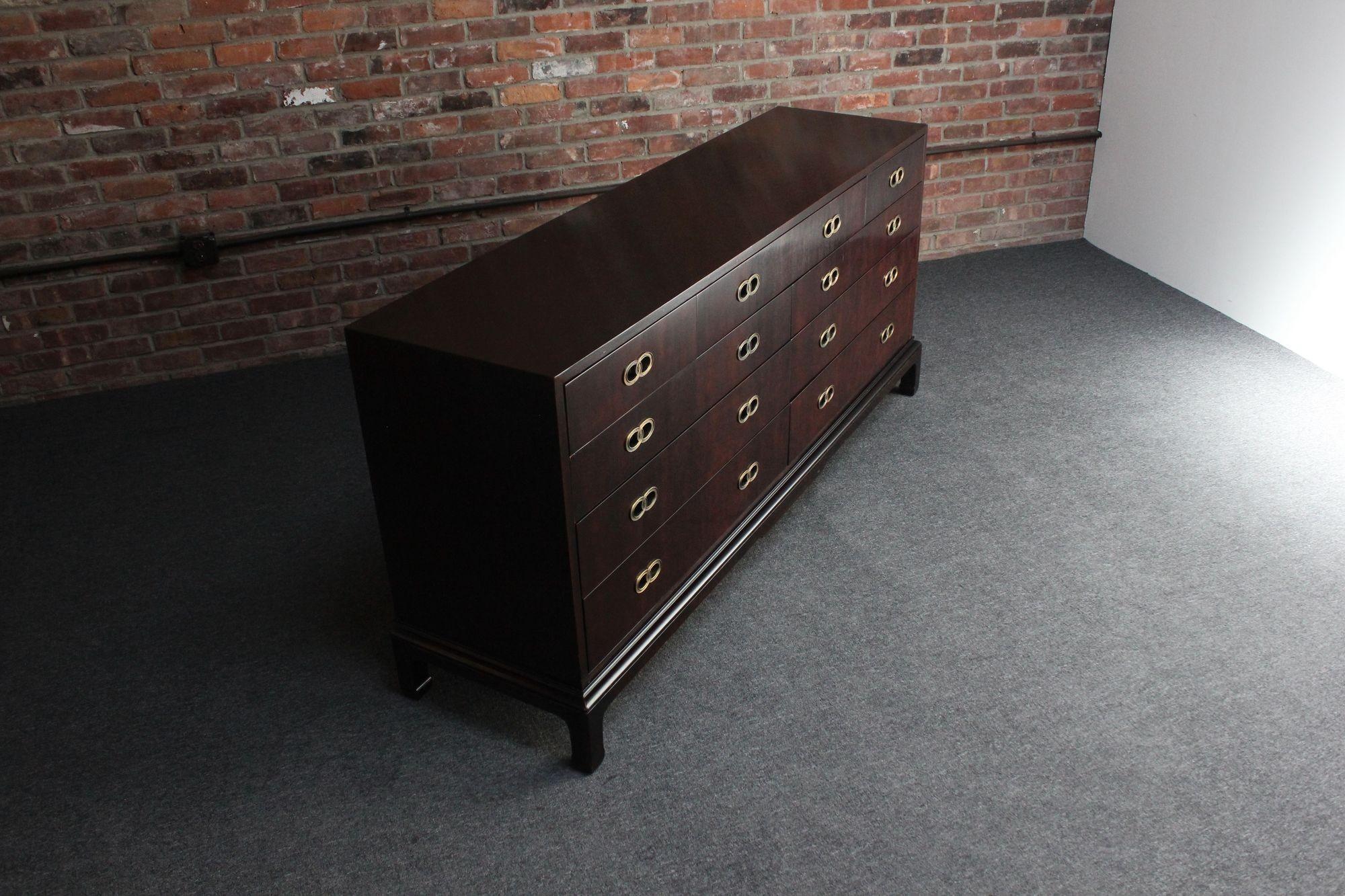 Cómoda vintage de nueve cajones de madera satinada teñida con tiradores de latón de Henredon en venta 11