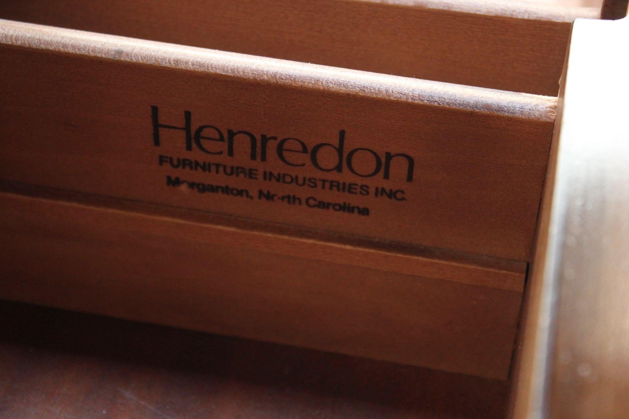 Cómoda vintage de nueve cajones de madera satinada teñida con tiradores de latón de Henredon en venta 12