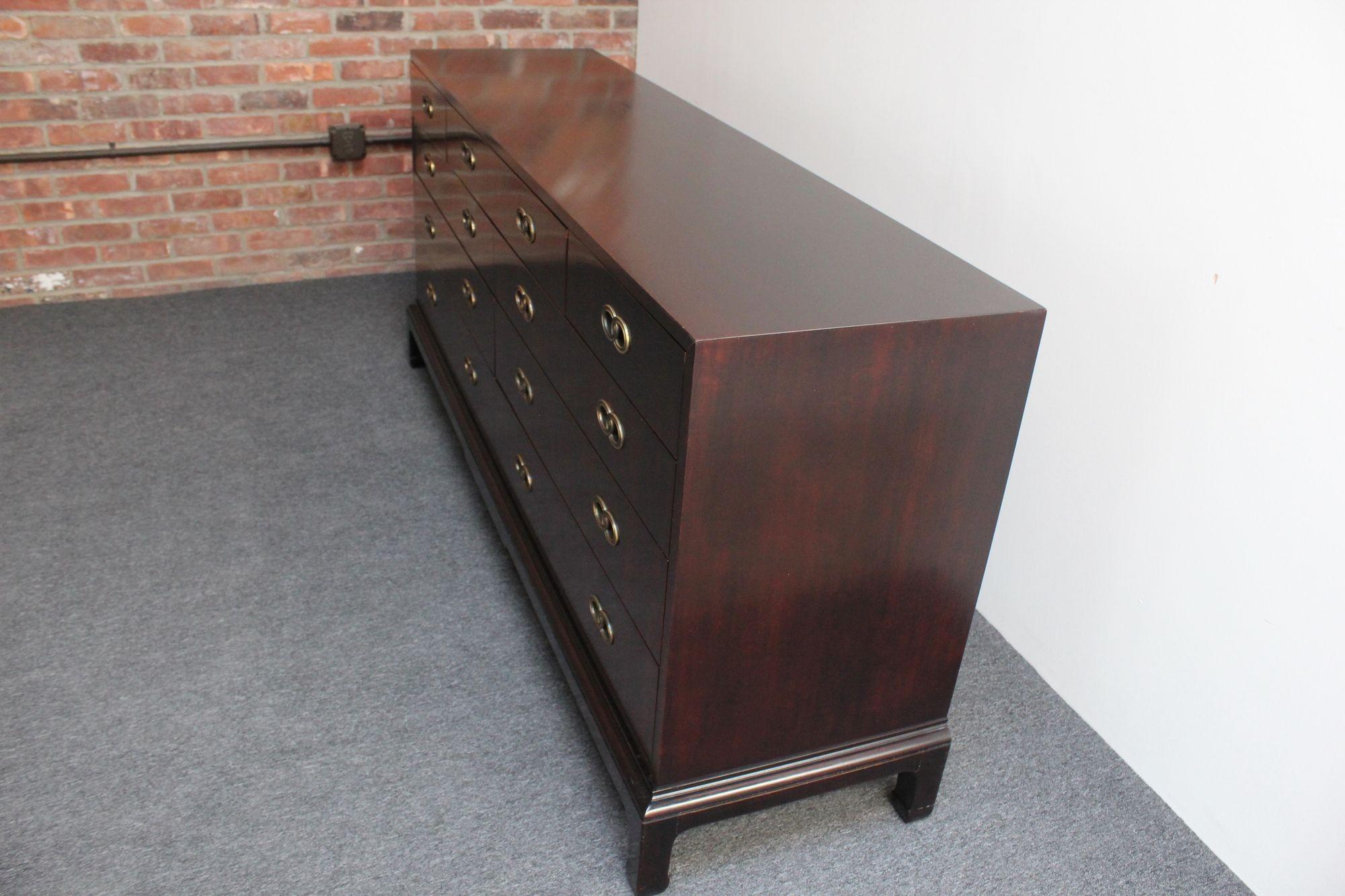 Cómoda vintage de nueve cajones de madera satinada teñida con tiradores de latón de Henredon en venta 12