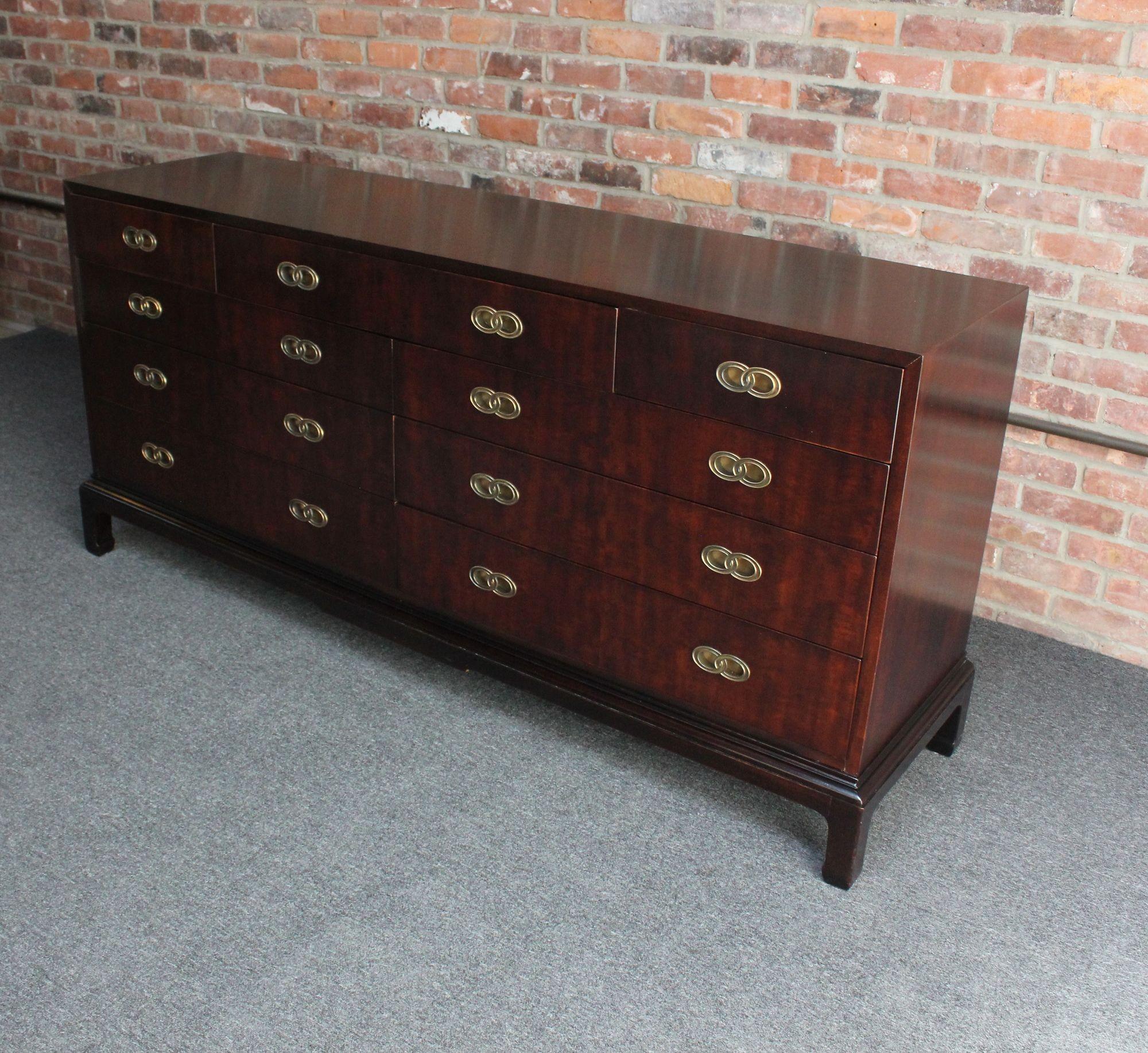 Cómoda vintage de nueve cajones de madera satinada teñida con tiradores de latón de Henredon Manchado en venta