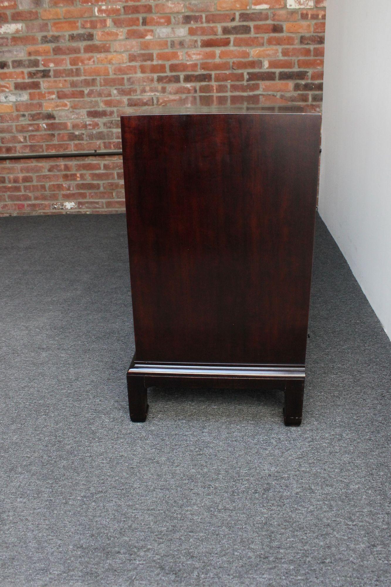 Cómoda vintage de nueve cajones de madera satinada teñida con tiradores de latón de Henredon finales del siglo XX en venta