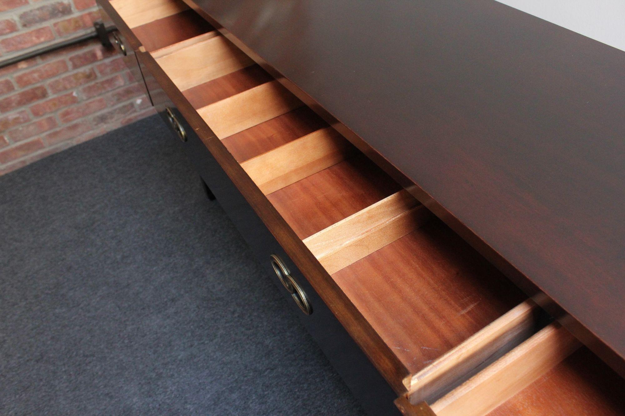 Cómoda vintage de nueve cajones de madera satinada teñida con tiradores de latón de Henredon en venta 1