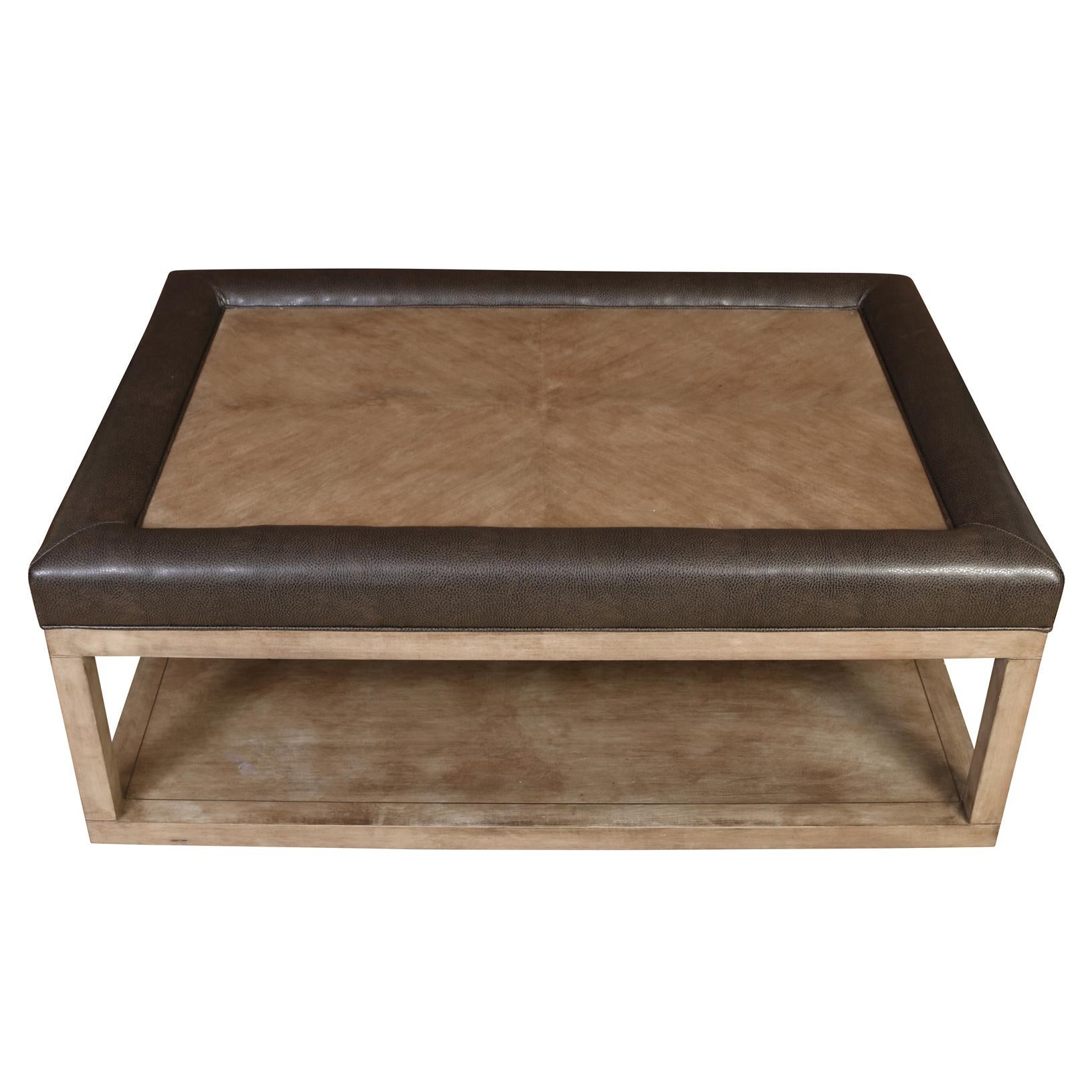 Table basse moderne à deux niveaux en bois teinté et cuir Bon état - En vente à Locust Valley, NY
