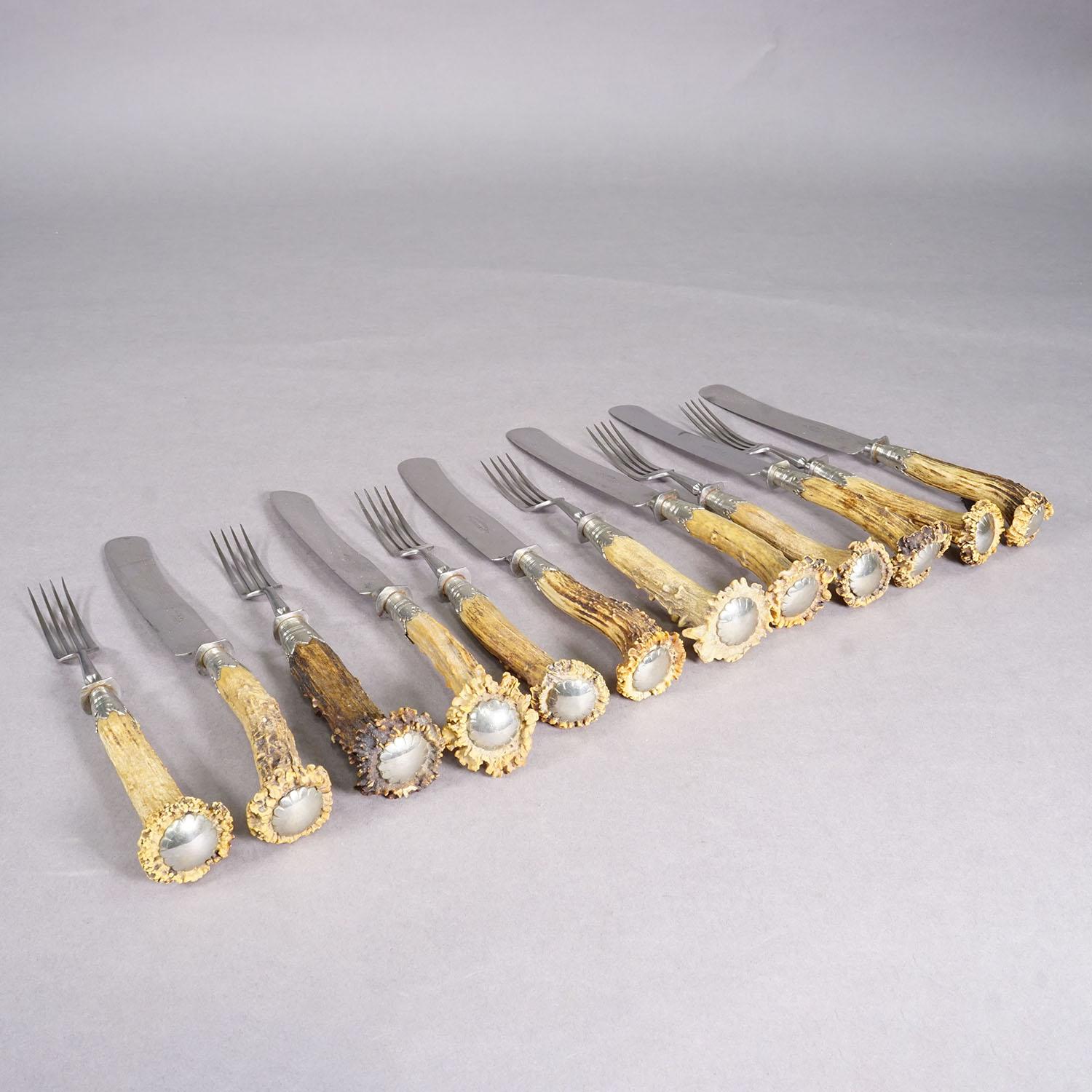 Set di stoviglie d'epoca in acciaio inossidabile e Horn per 6 persone Germania, 1900

Un set da tavola rustico composto da sei coltelli e sei forchette. I manici sono in vero corno di cervo e presentano un pomello d'argento alle estremità. Le lame