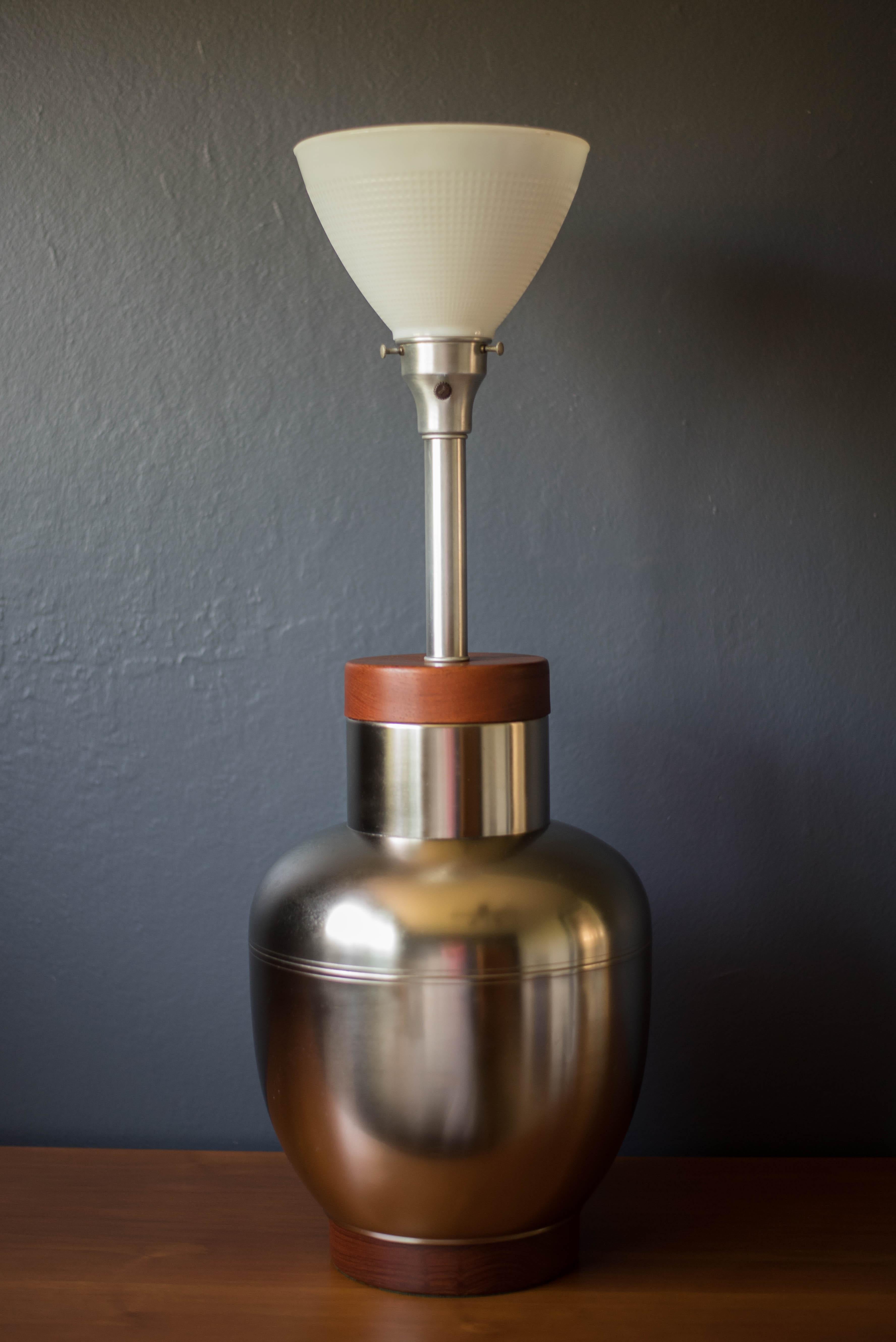 Lampe de bureau d'appoint vintage en acier inoxydable et teck Bon état - En vente à San Jose, CA