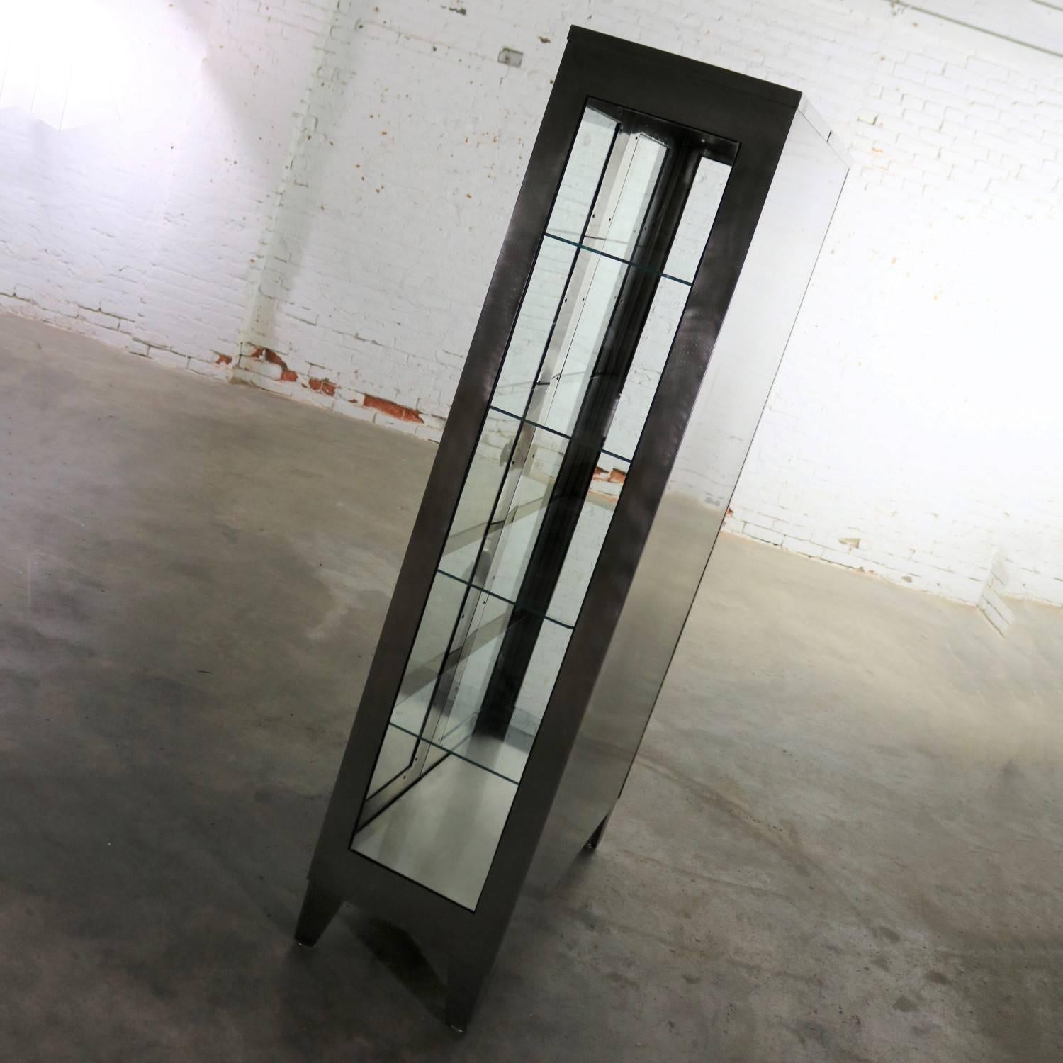Vintage Stainless Steel Industrial Display Apothecary Medical Cabinet Glass Door In Good Condition In Topeka, KS