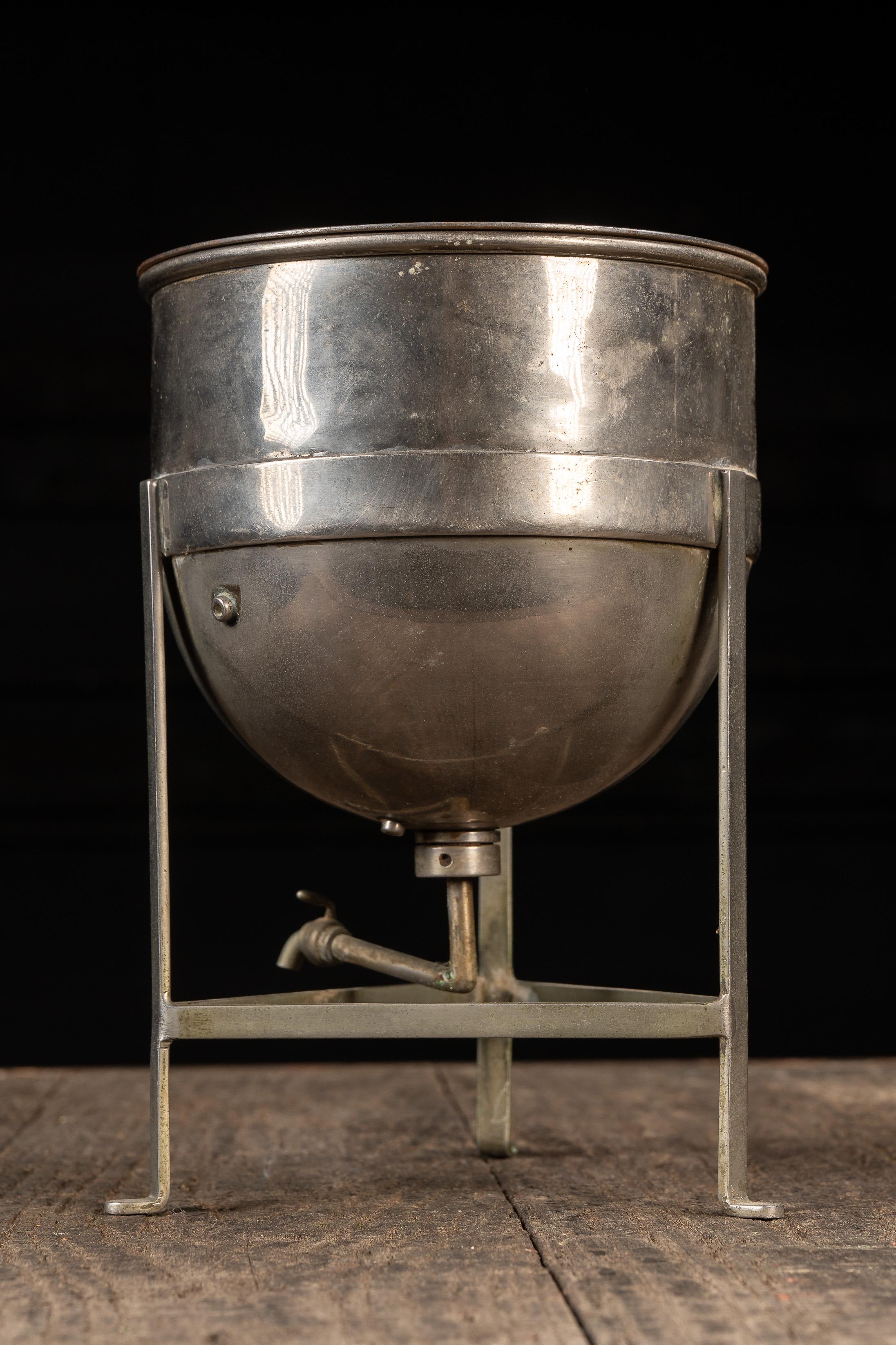 Bouilloire Vintage en acier inoxydable pour échantillons de vendeurs Bon état - En vente à Dekalb, IL