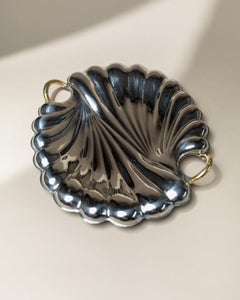 Vassoio vintage in acciaio inossidabile con forma di conchiglia e dettagli dorati, Italia, anni '80