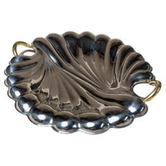 Vassoio vintage in acciaio inossidabile con forma di conchiglia e dettagli dorati, Italia, anni '80
