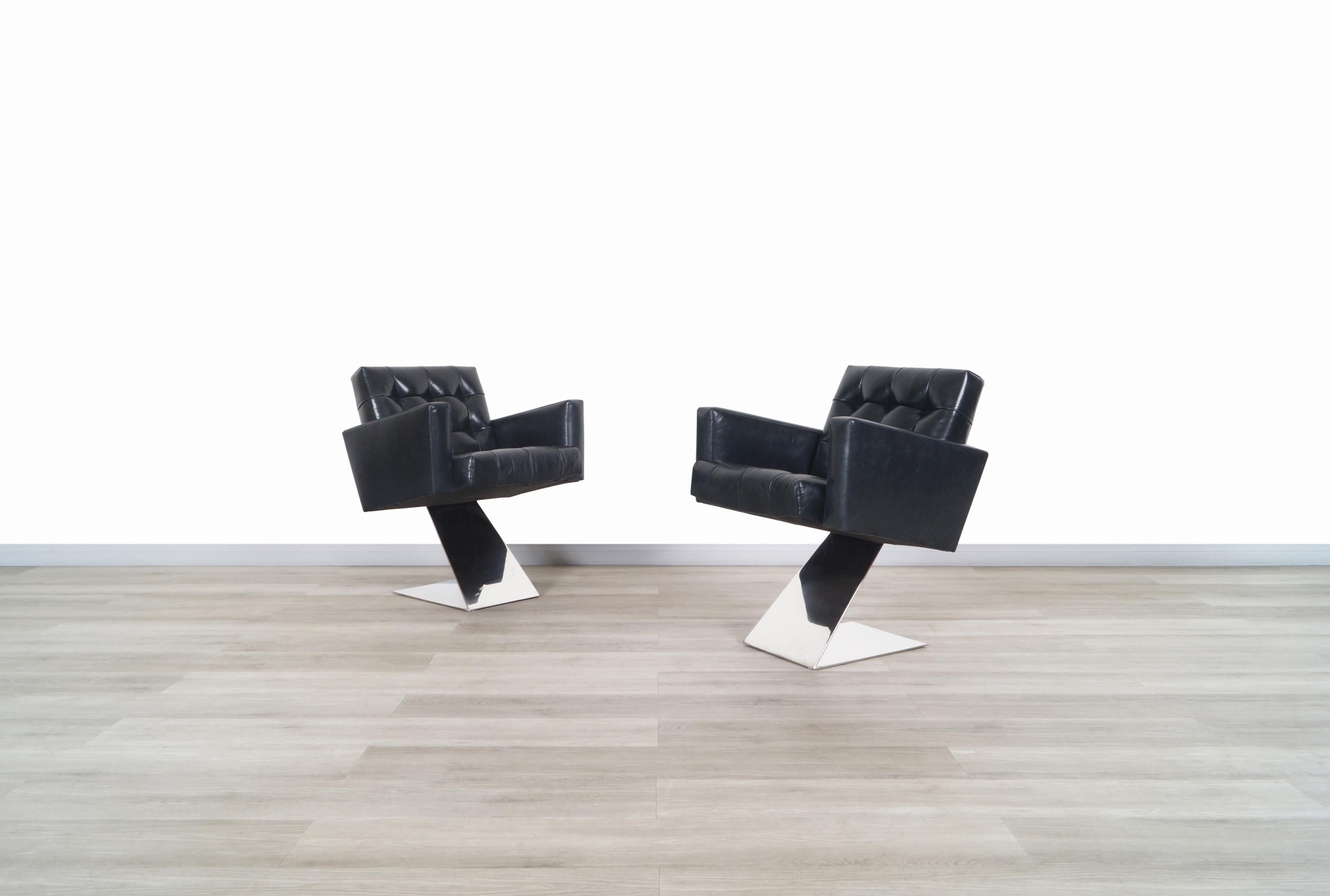 Atemberaubende Vintage-Loungesessel aus Edelstahl, entworfen von der Designikone Milo Baughman für Thayer Coggin in den Vereinigten Staaten, ca. 1970er Jahre. Diese Stühle haben ein innovatives und gewagtes Design, wenn man bedenkt, in welchem Jahr