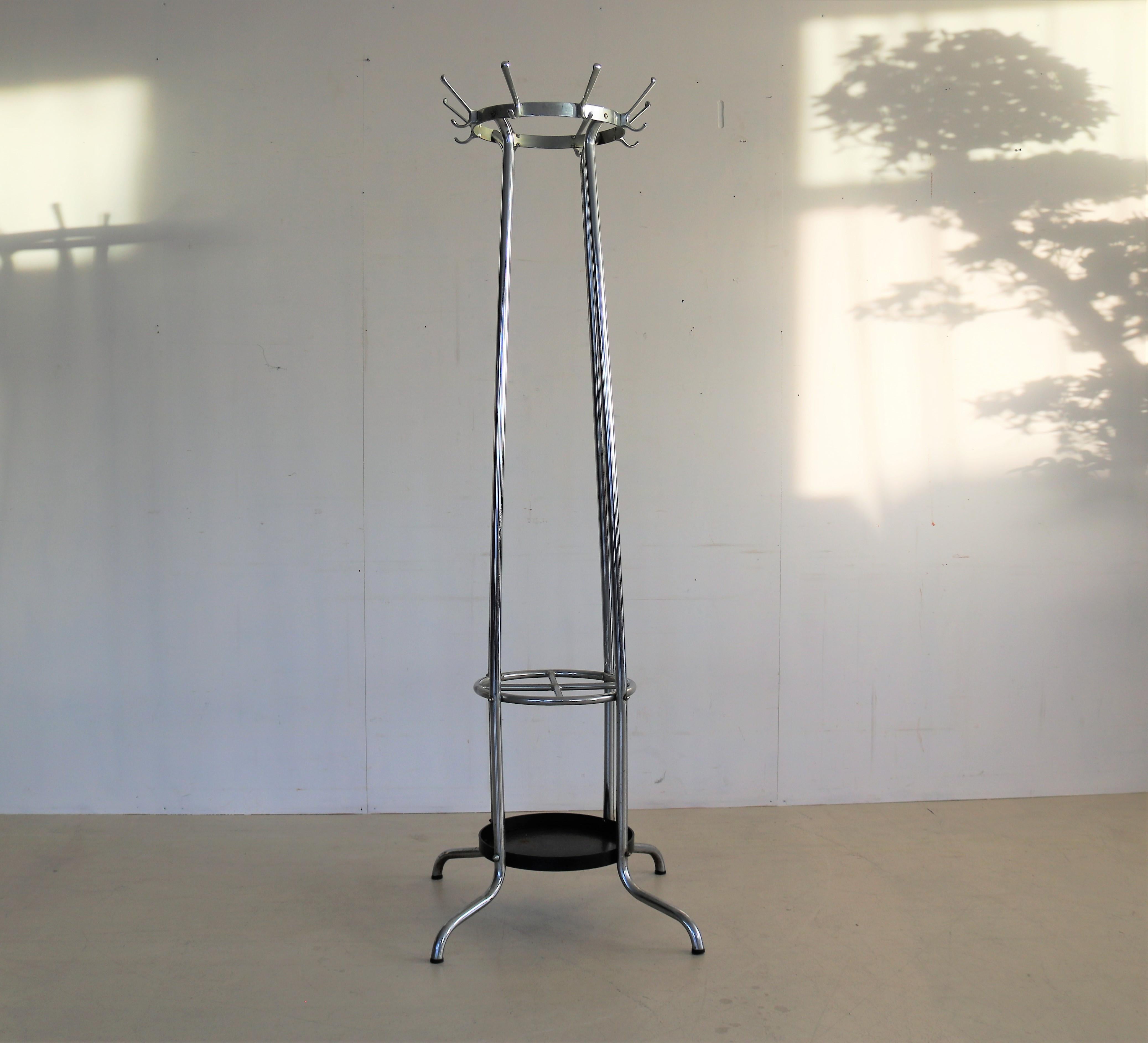 Porte-manteau vintage sur pied  70s  chrome

période  70s
Design/One  inconnu  Pays-Bas
condition  bon  légers signes d'utilisation/patina
taille  187 x 60 x 60 (hxbxd)

détails  chrome ; métal ;

numéro de l'article  2756