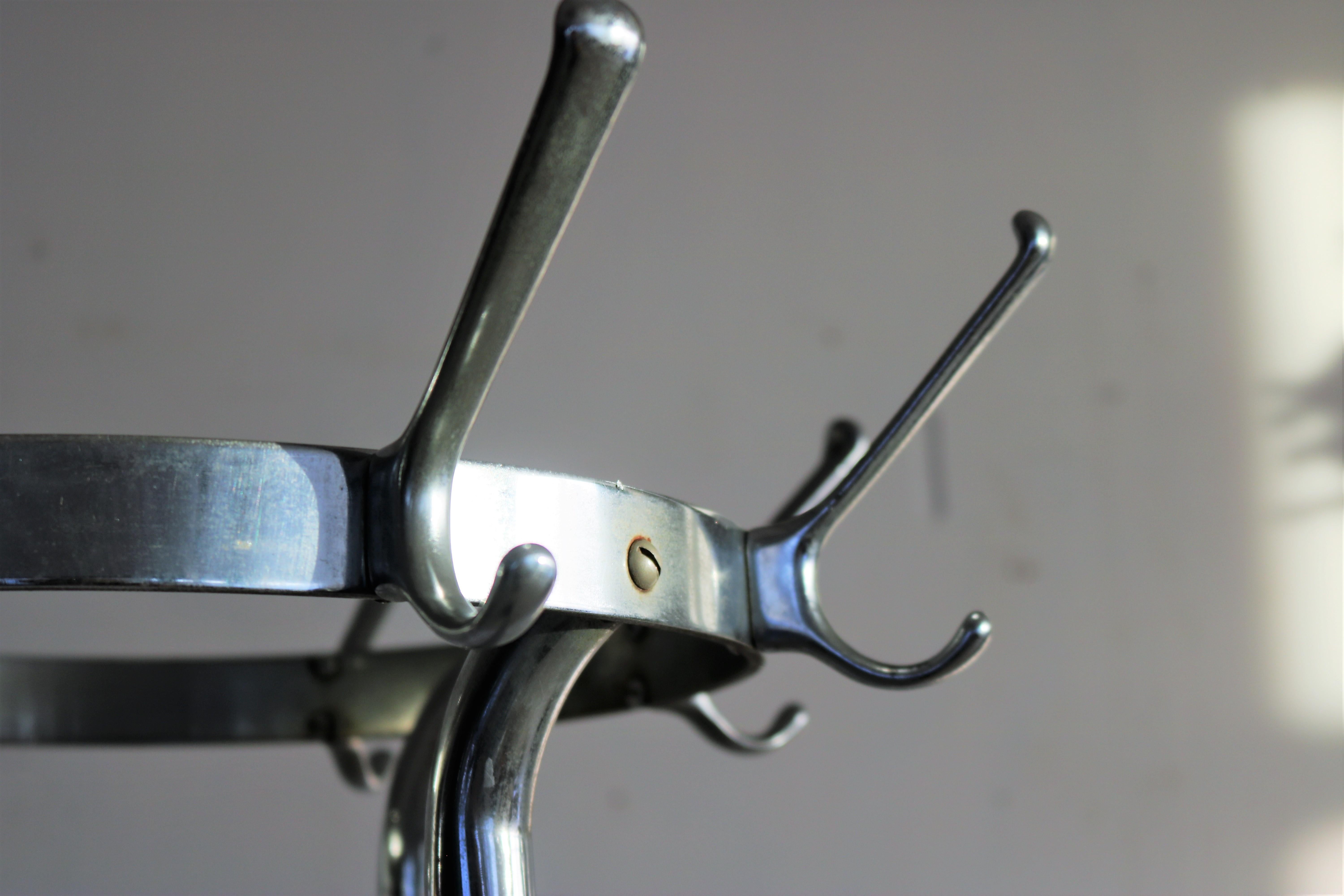 Porte-manteau vintage sur pied  70s  chrome en vente 1