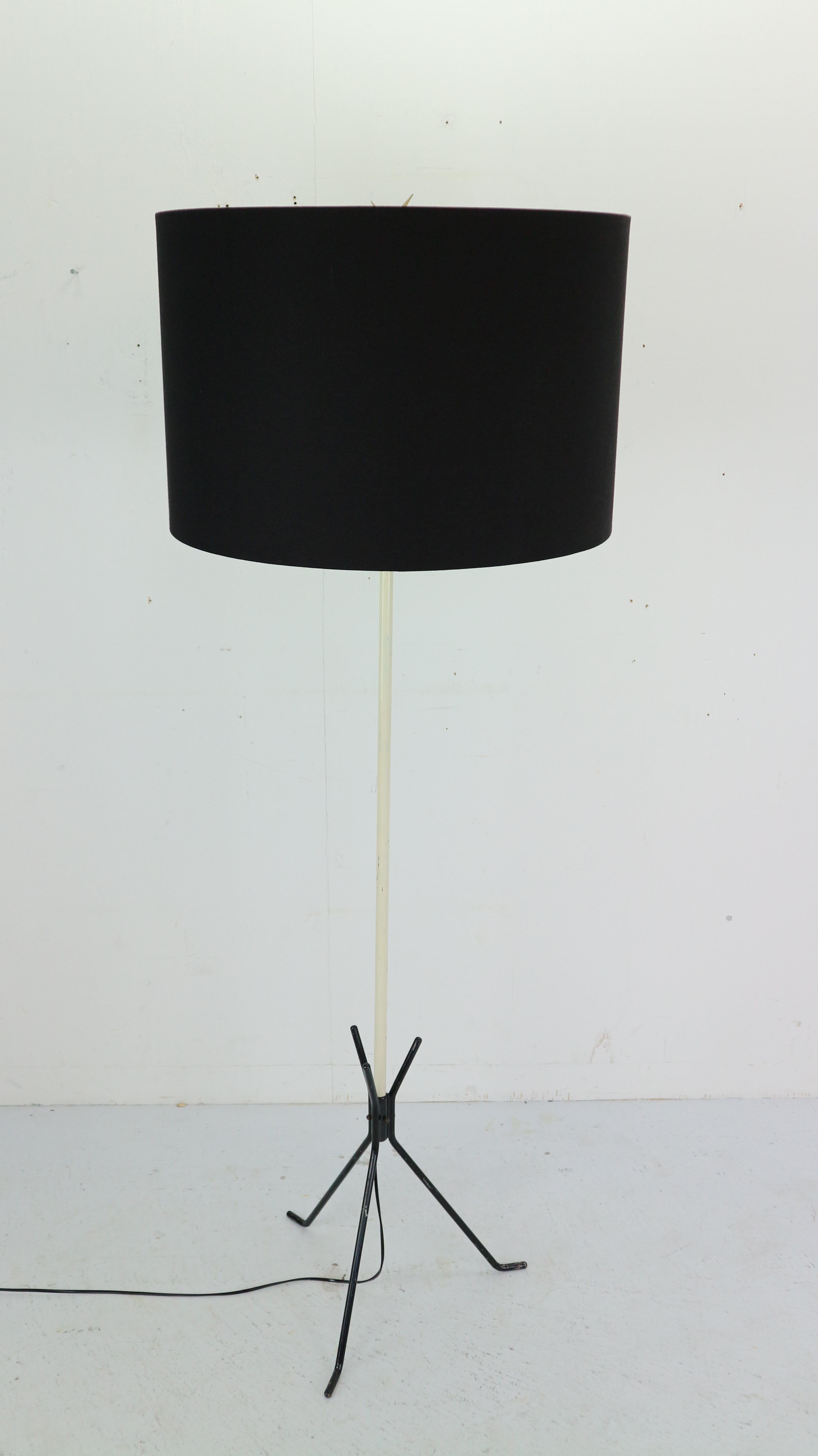 Unique black and white French 1950s tripod floorlamp.
Two E27 sockets, wires are checked.
  