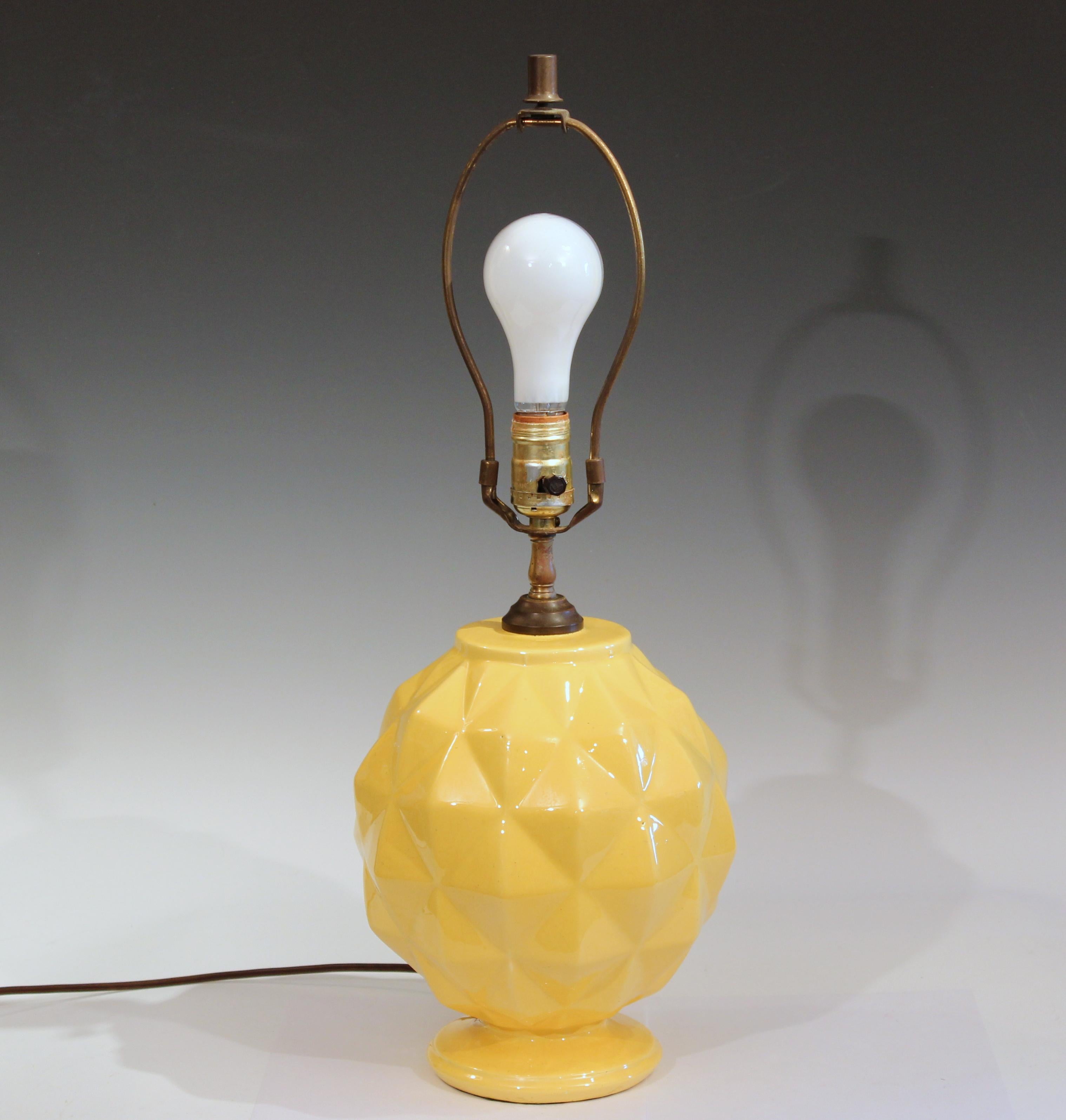 Large vintage Stangl pottery lamp in geodesic sphere form with atomic yellow glaze, circa early to mid-20th century. 3-way switch. 23