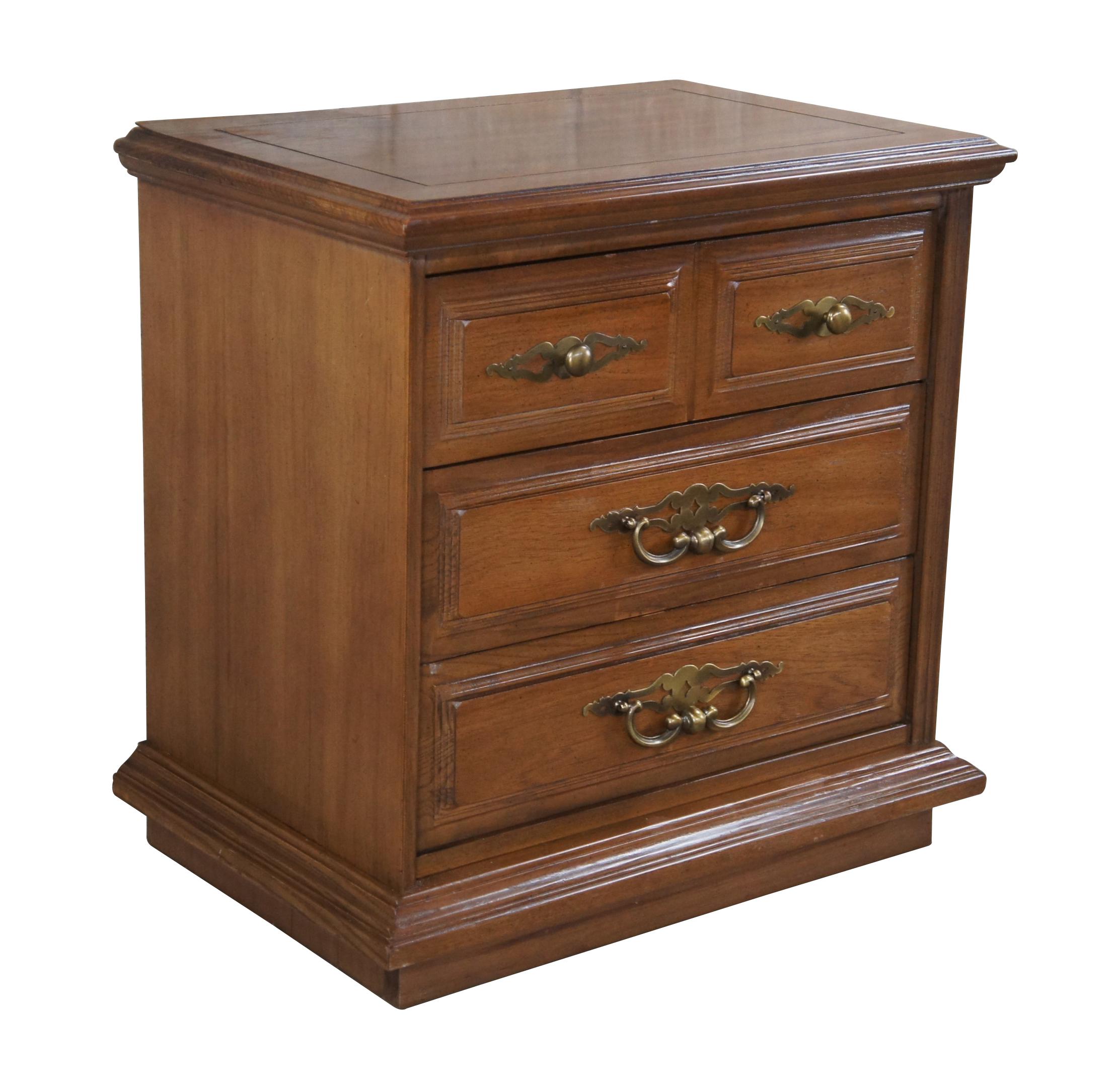 Stanley Furniture nightstand, circa 1980s.  Made from oak with three dovetailed drawers and brass hardware.

Dimensions: 
25