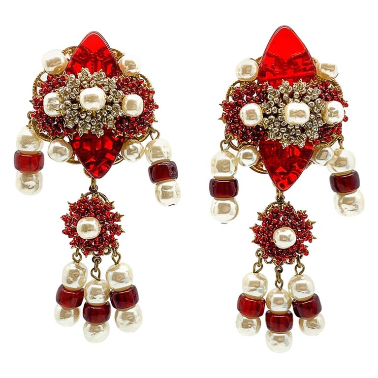 https://a.1stdibscdn.com/vintage-stanley-hagler-red-glass-pearl-shoulder-duster-earrings-1980s-for-sale/1121189/v_101771721598343507334/10177172_master.jpg?width=768