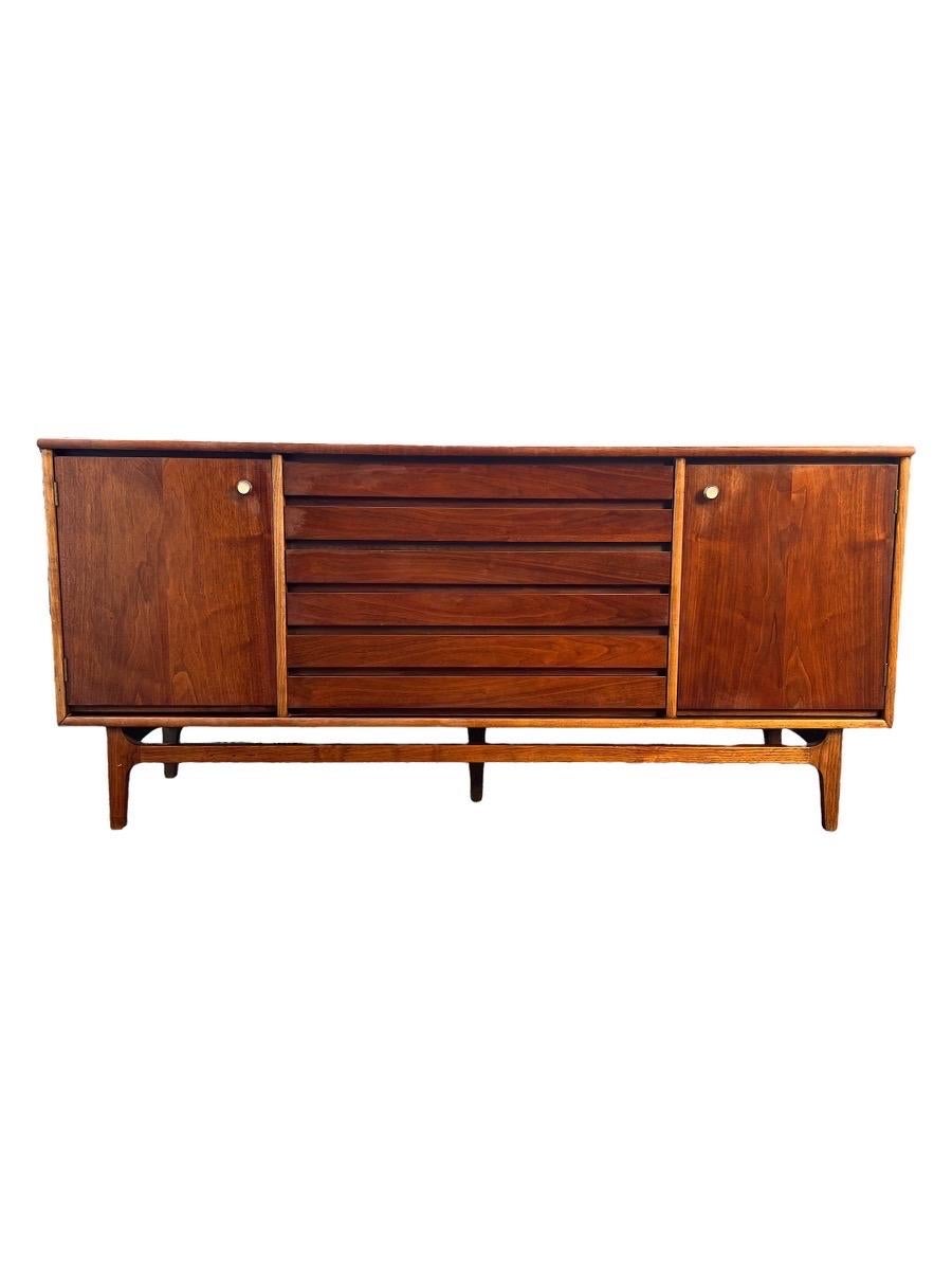 Vintage Stanley Mid-Century Modern credenza Dovetailed Louvered front drawers 

Dimensions. 68 W ; 31 H ; 18 D.