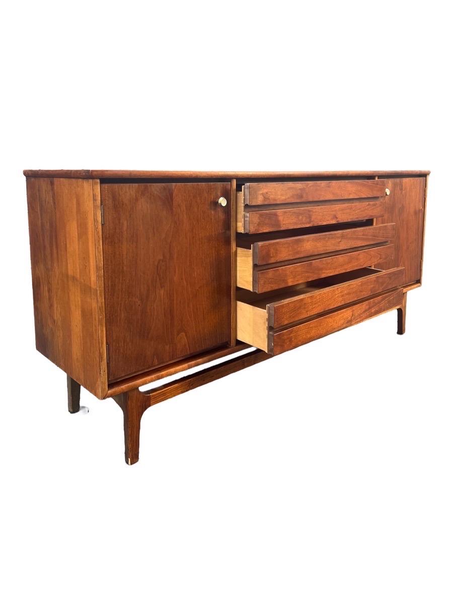 Vintage Stanley Mid-Century Modern Credenza Dovetailed Louvered Front Drawers  In Good Condition For Sale In Seattle, WA