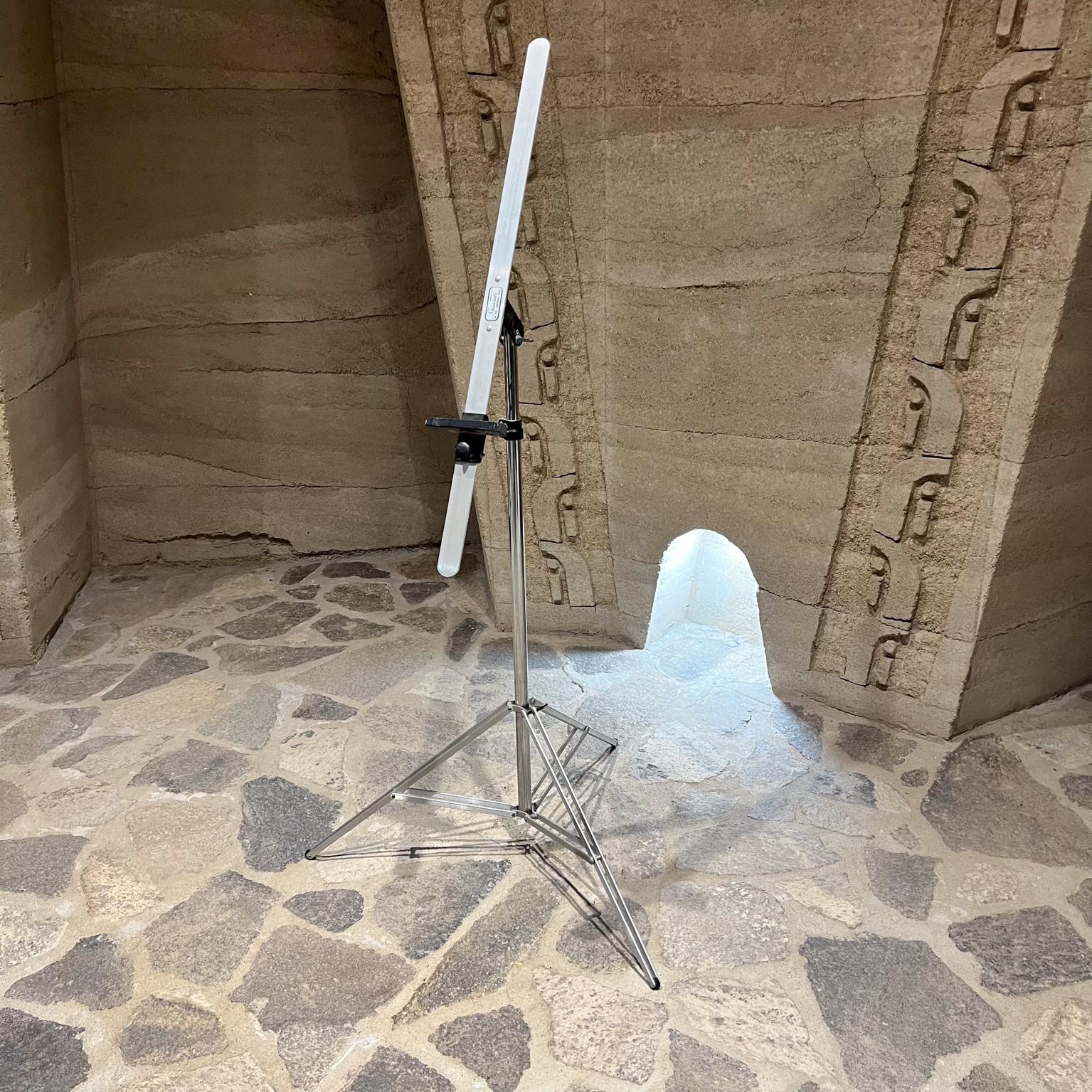 Vintage Stanrite Universal Art Easel Aluminum Tripod
57 h x 27 d x 29 w Height is adjustable
Original vintage, refer to listed images please.