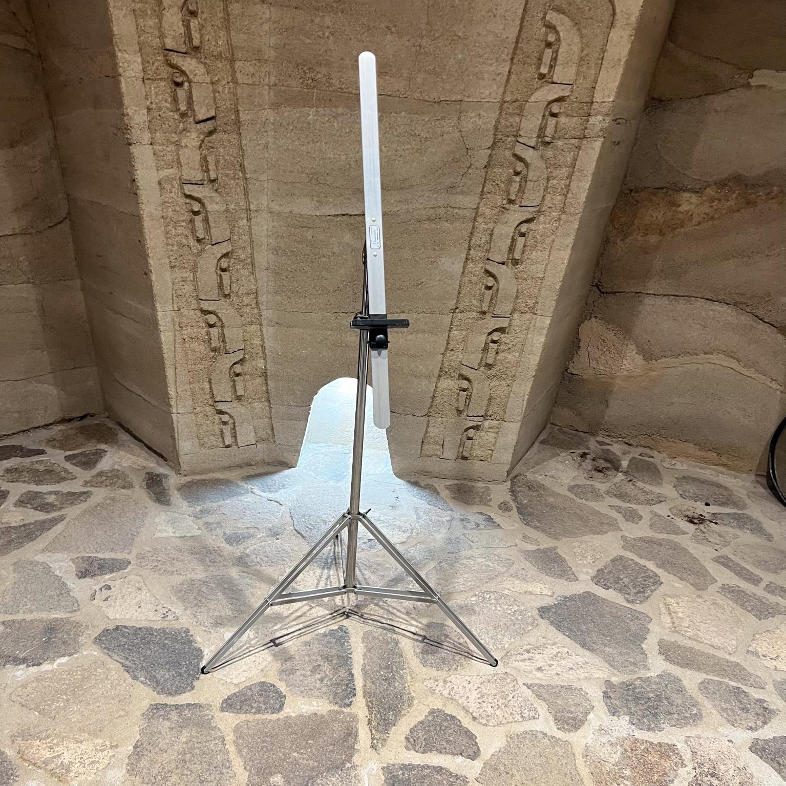 Vintage Stanrite Universal Art Easel Aluminum Tripod In Good Condition For Sale In Chula Vista, CA
