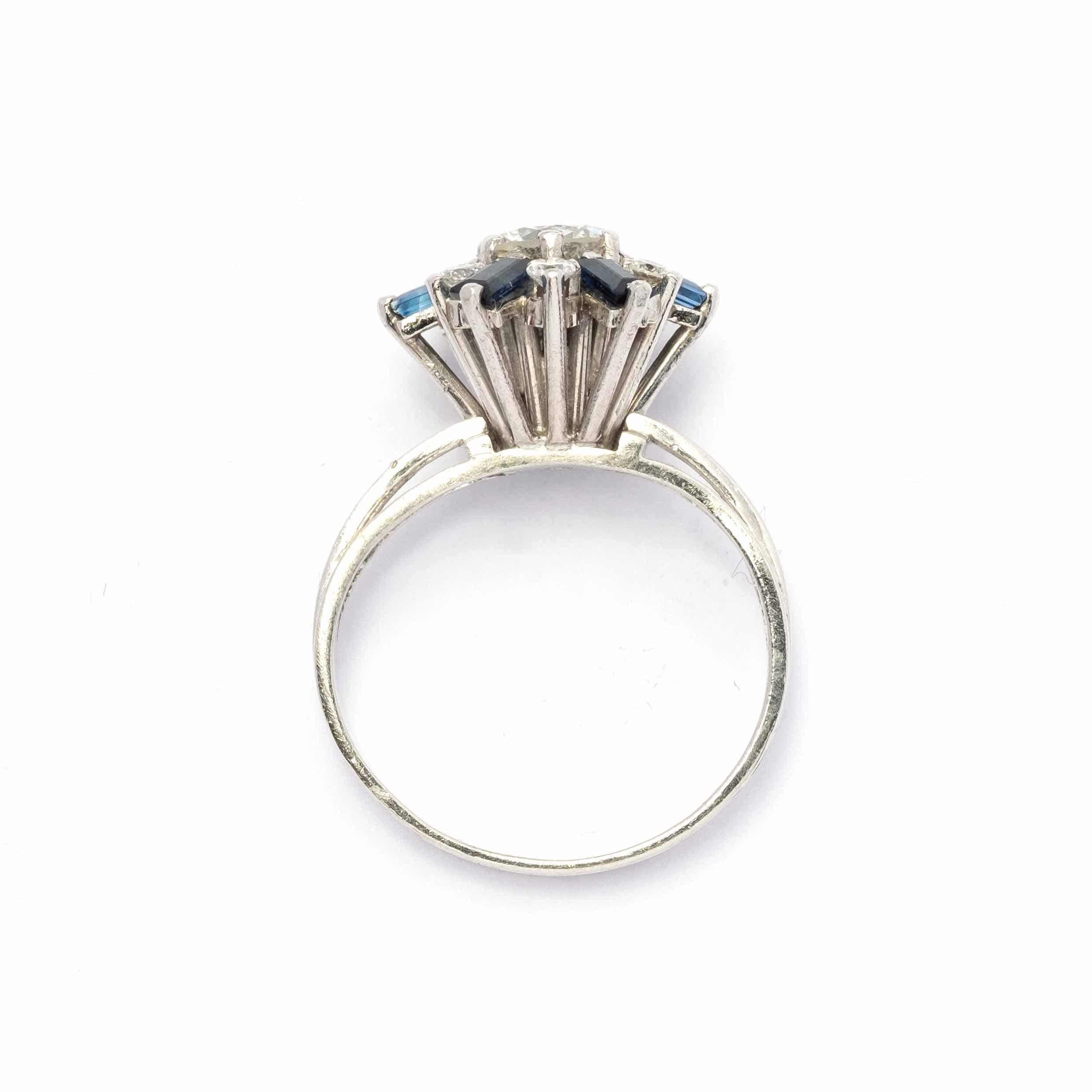 Anello vintage del periodo 1960 c.a. incastonato in platino con diamanti taglio rotondo per un totale di 1,10ct c.a. alternati da zaffiri taglio baguette per un totale di 0,90ct c.a.

Punti salienti:
- Incastonatura in platino 950
- Diamanti per un