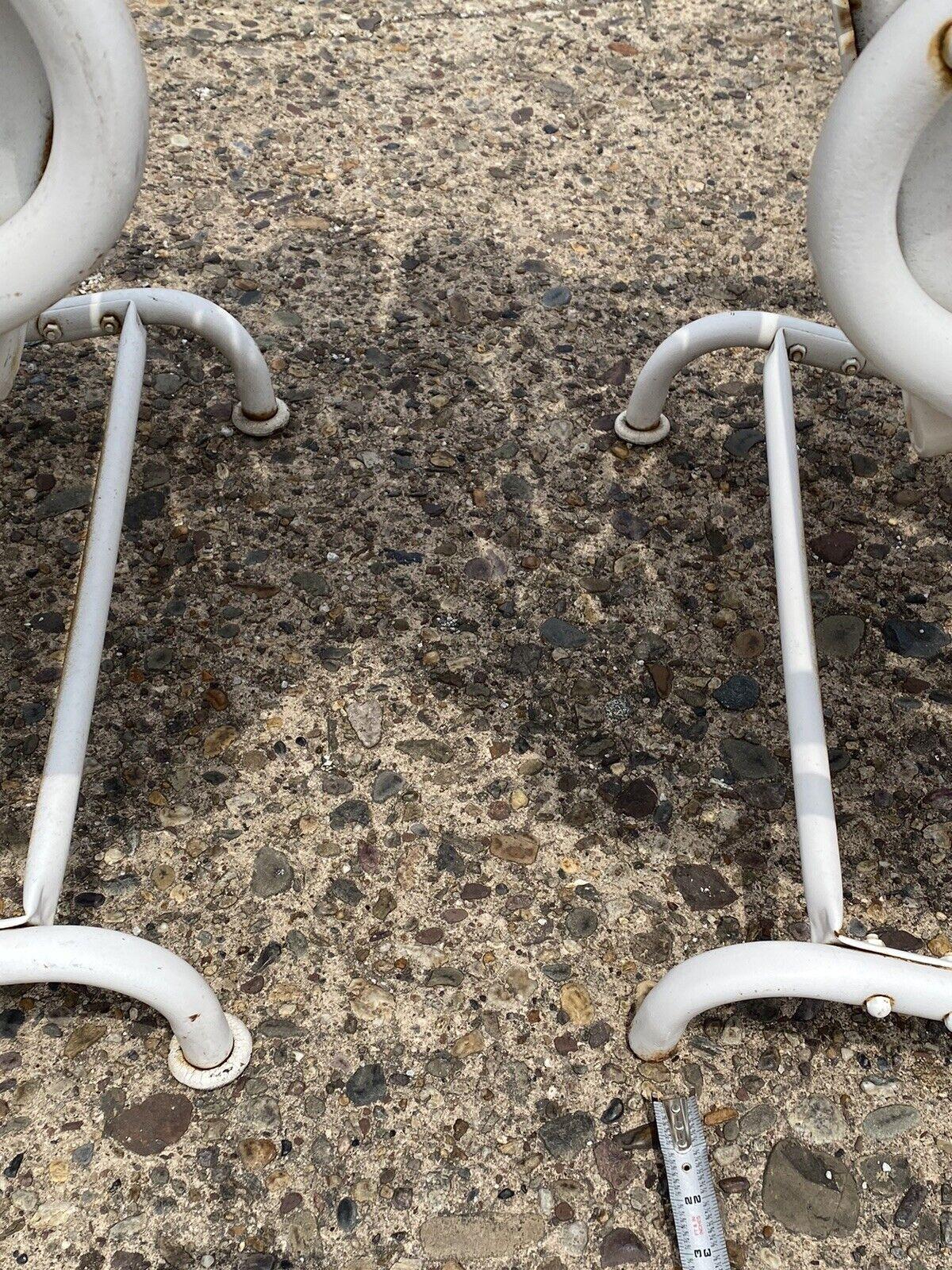Vintage Starburst Pie Crest Metal Outdoor Patio Springer Lounge Chairs - a Pair In Good Condition For Sale In Philadelphia, PA