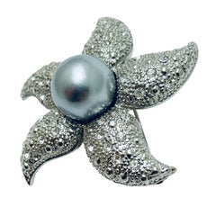 Broche vintage étoile de mer en strass argenté, perle et designer