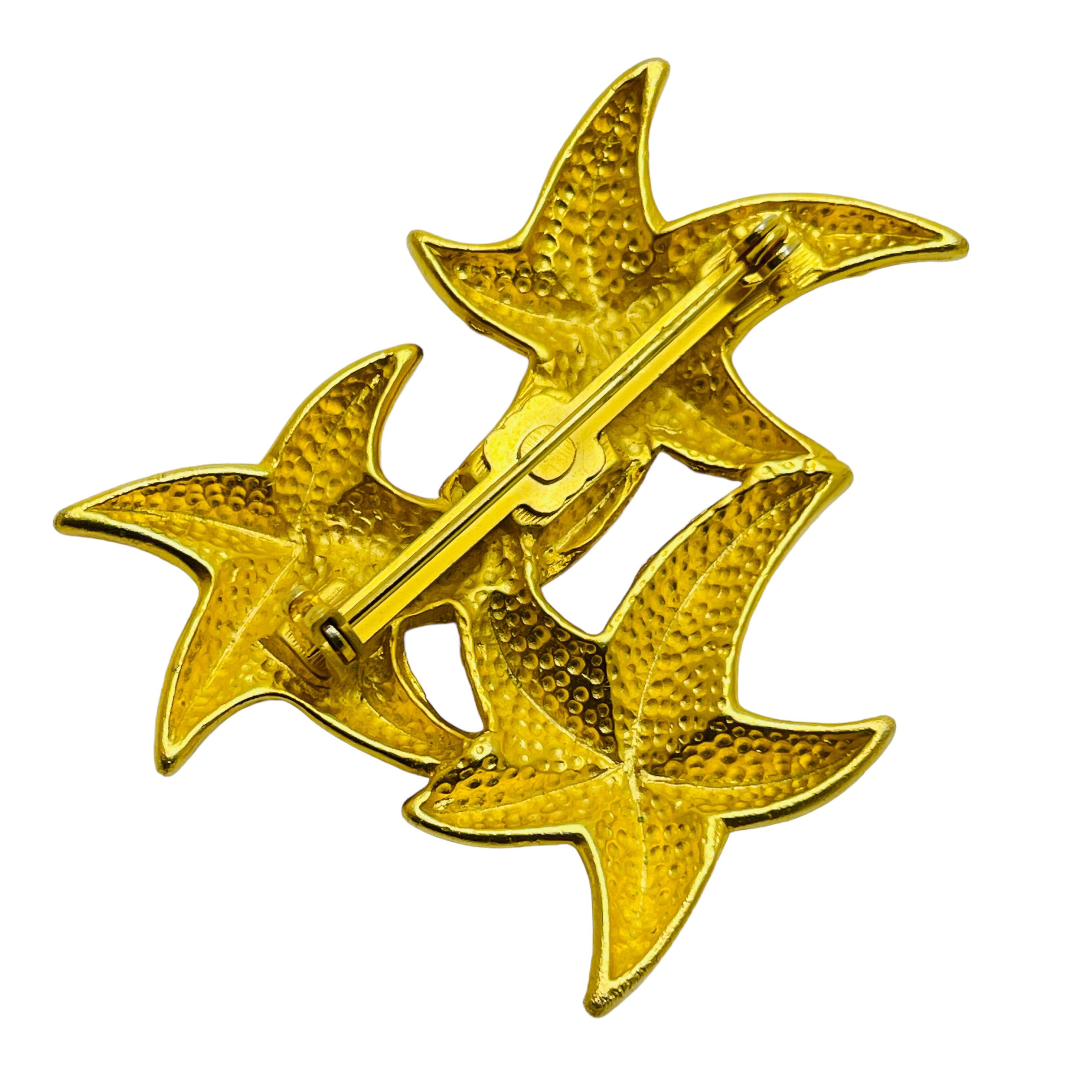Vintage stars matte gold tone designer brooch In Good Condition For Sale In Palos Hills, IL