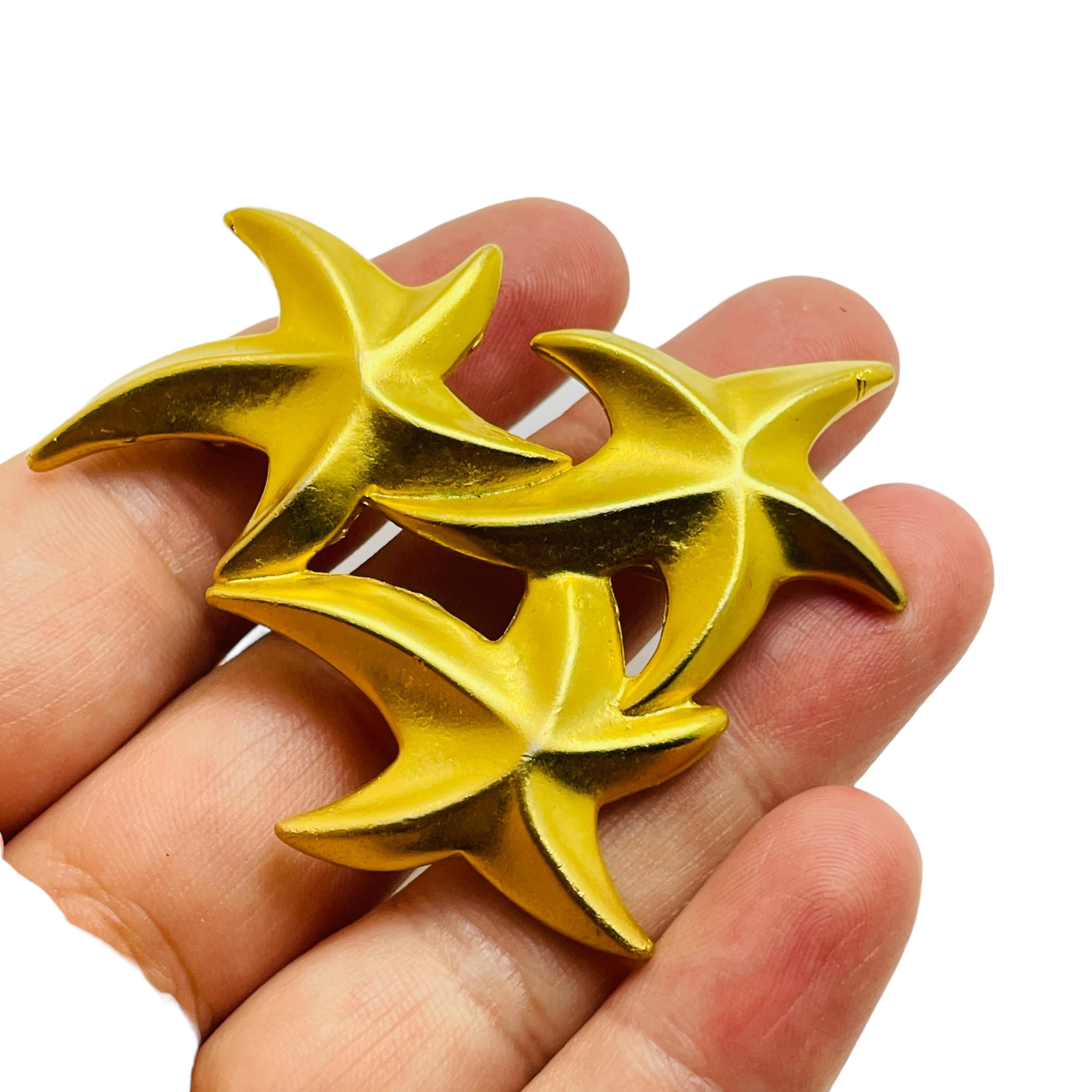 Women's Vintage stars matte gold tone designer brooch For Sale