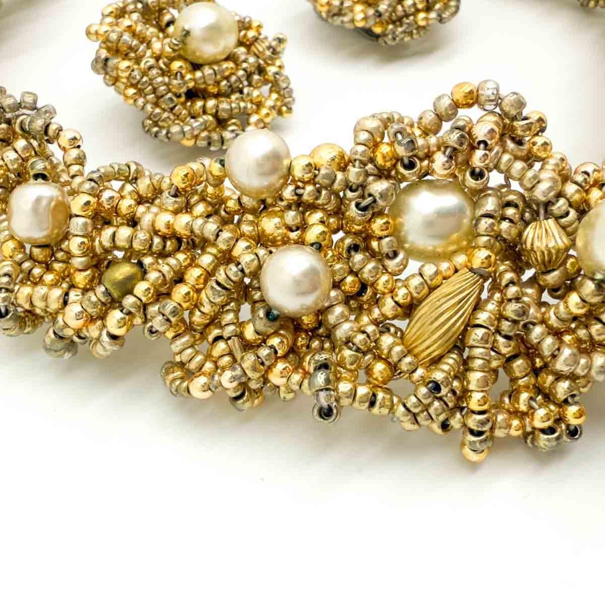 Conjunto vintage de collar y pendientes de perlas con cuentas años 70 en venta 1