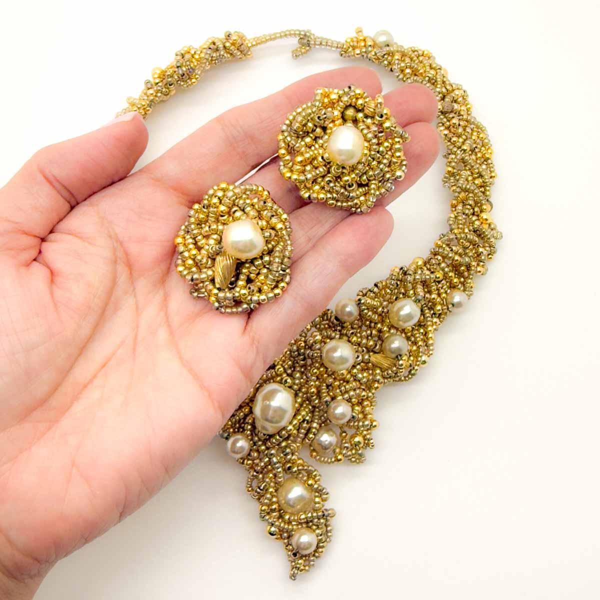 Conjunto vintage de collar y pendientes de perlas con cuentas años 70 en venta 2