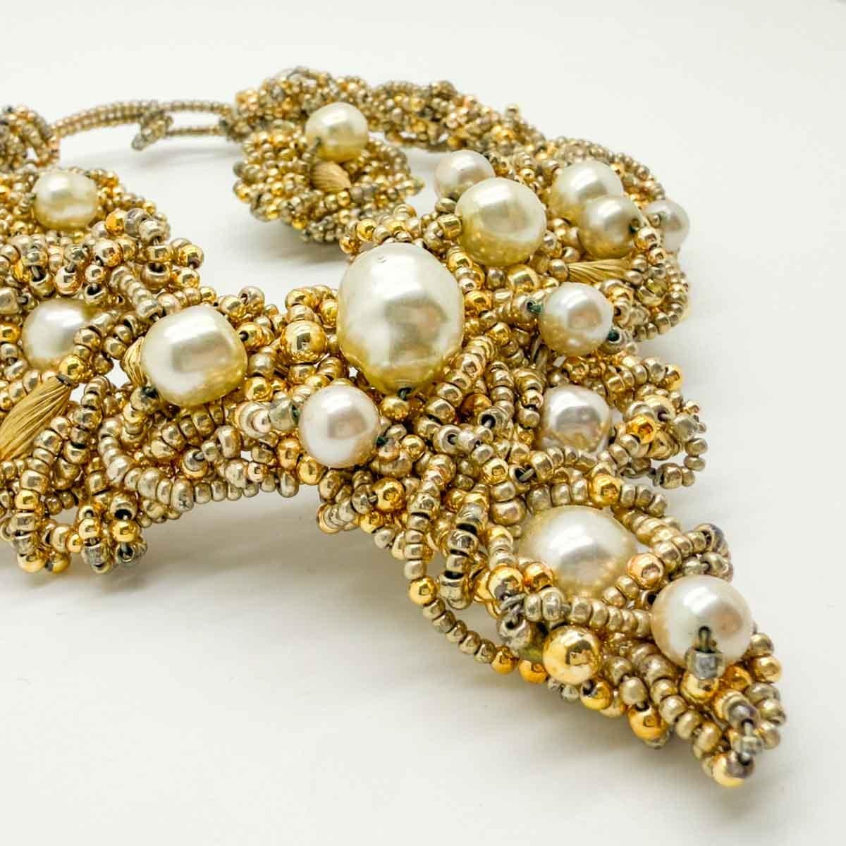 Conjunto vintage de collar y pendientes de perlas con cuentas años 70 en venta 3