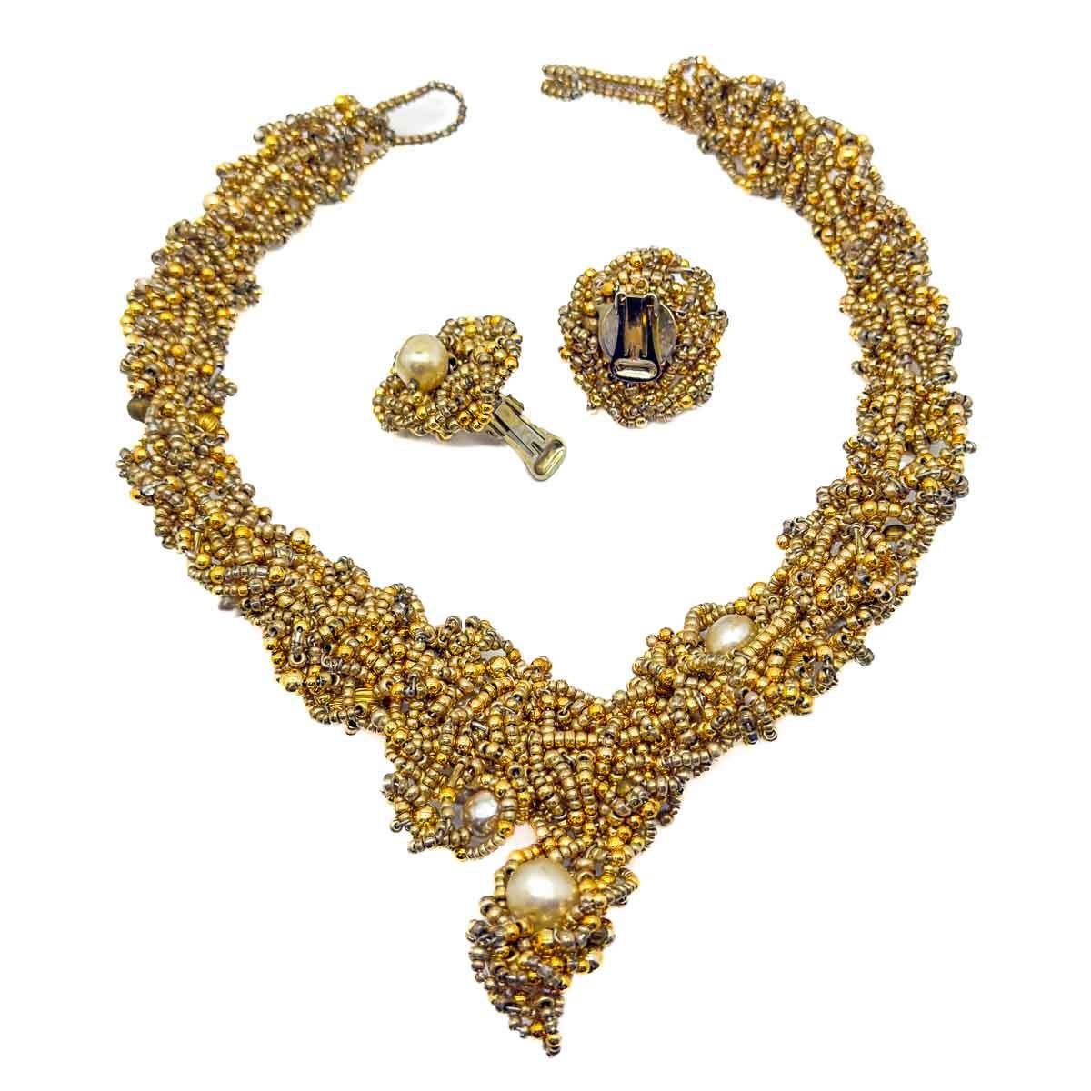 Conjunto vintage de collar y pendientes de perlas con cuentas años 70 en venta 4